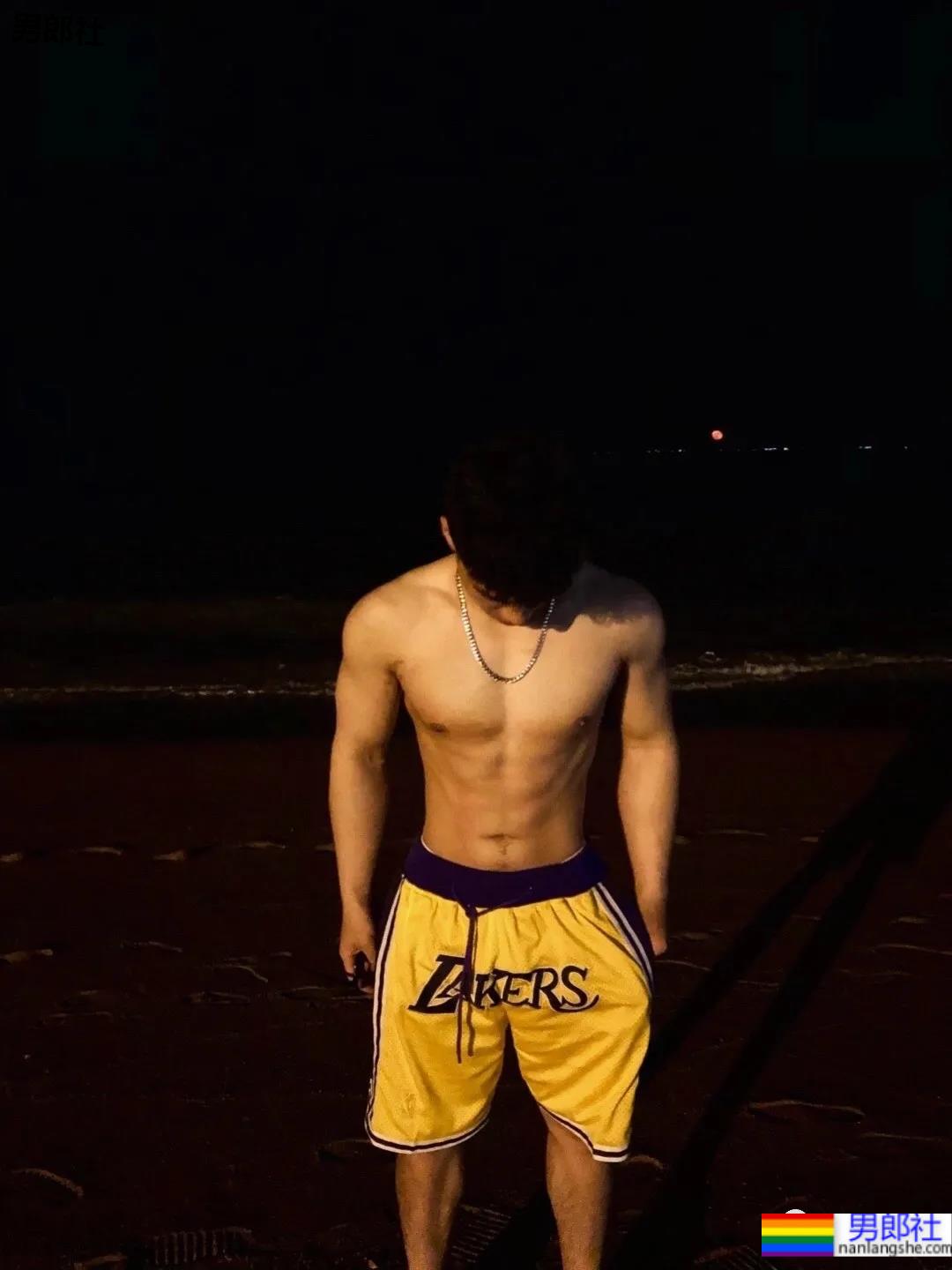 隔着衣服看腹肌？大二棒球体育生，这身材颜值绝了！ - 51虹马