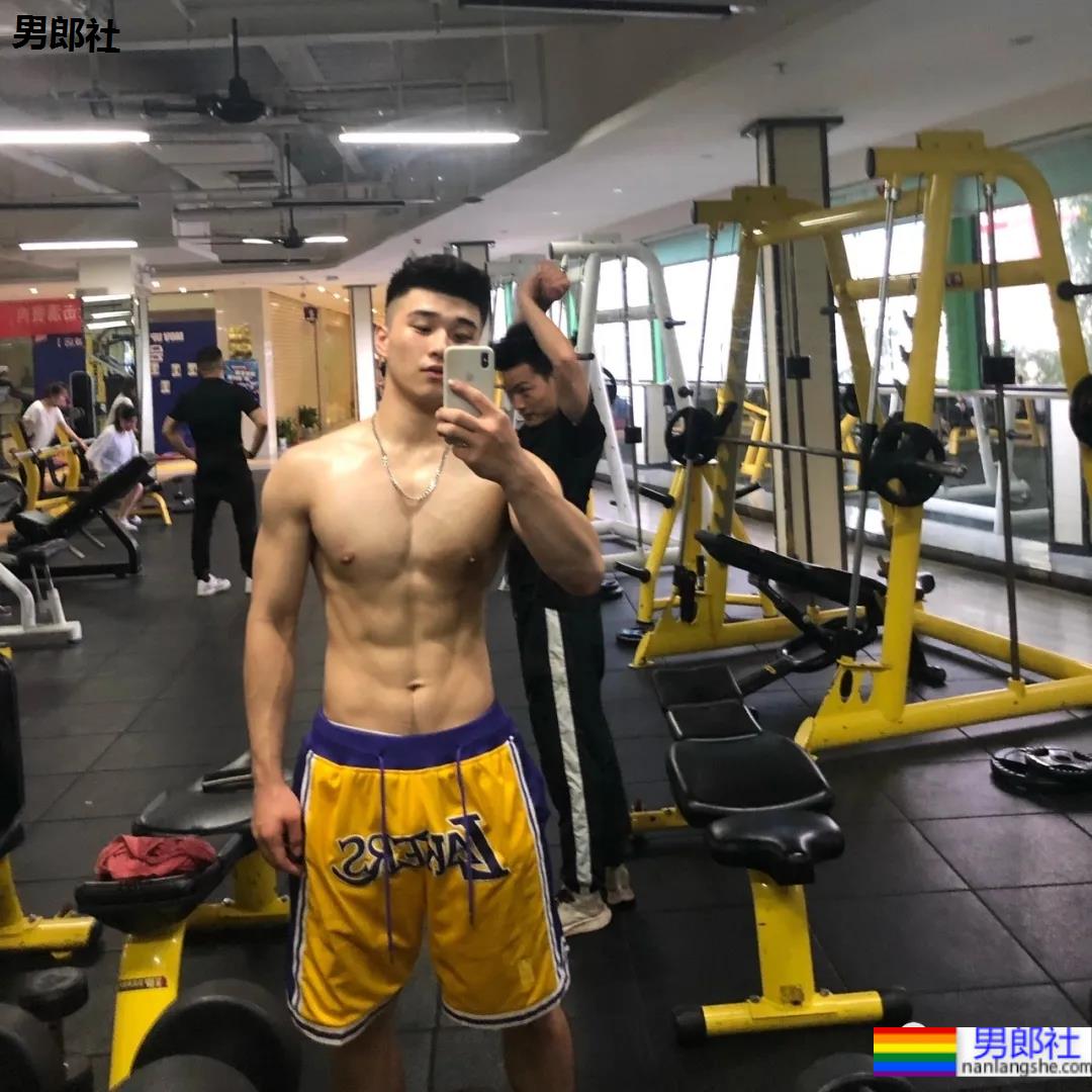 隔着衣服看腹肌？大二棒球体育生，这身材颜值绝了！ - 51虹马