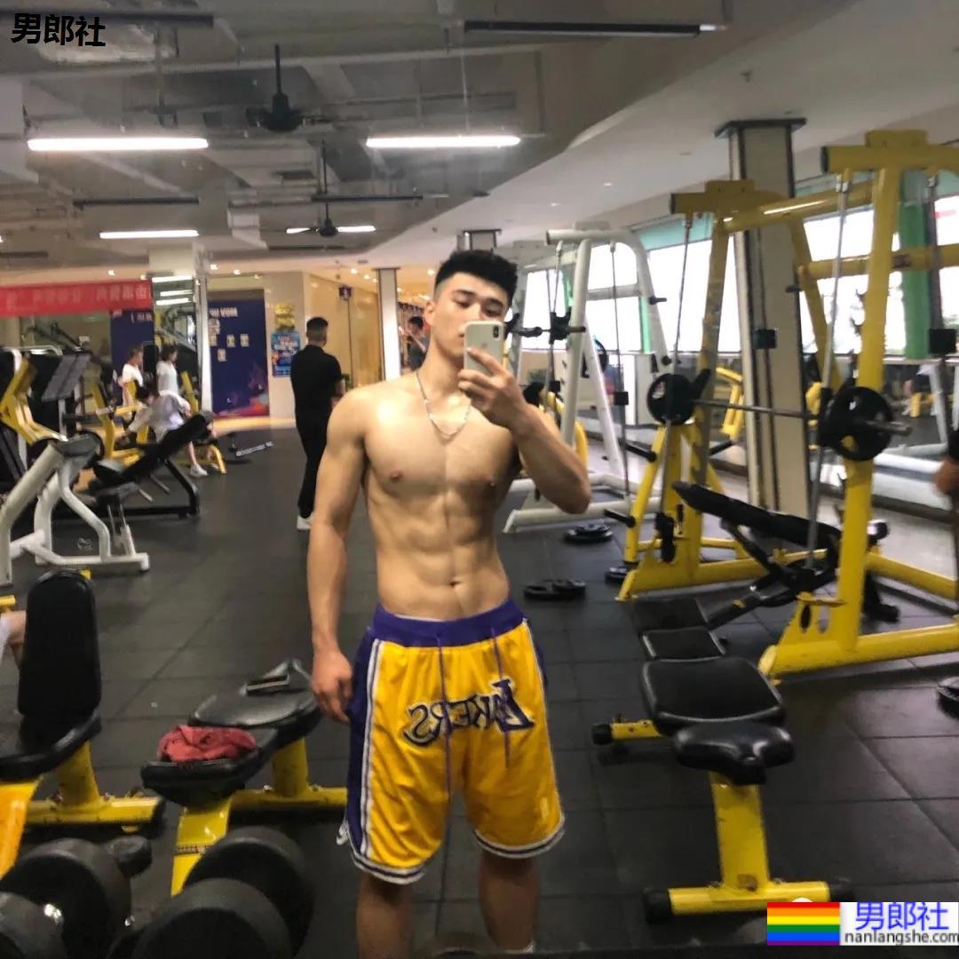 隔着衣服看腹肌？大二棒球体育生，这身材颜值绝了！ - 51虹马