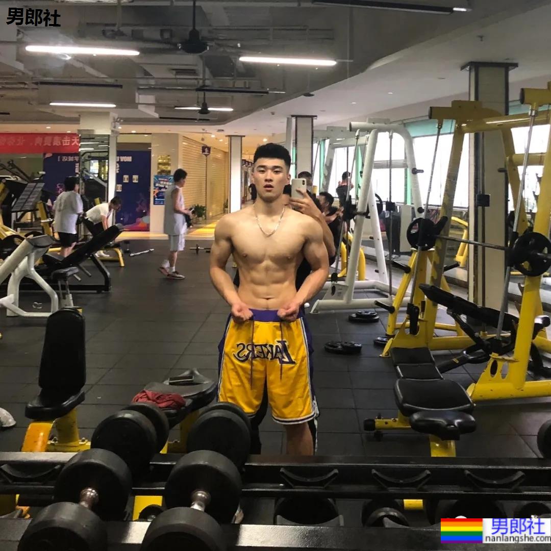 隔着衣服看腹肌？大二棒球体育生，这身材颜值绝了！ - 51虹马