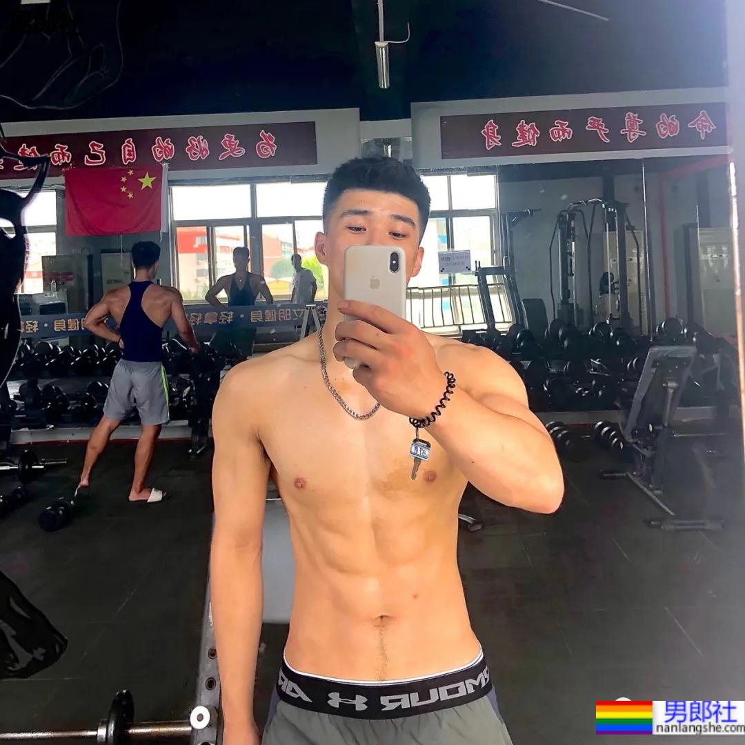 隔着衣服看腹肌？大二棒球体育生，这身材颜值绝了！ - 51虹马