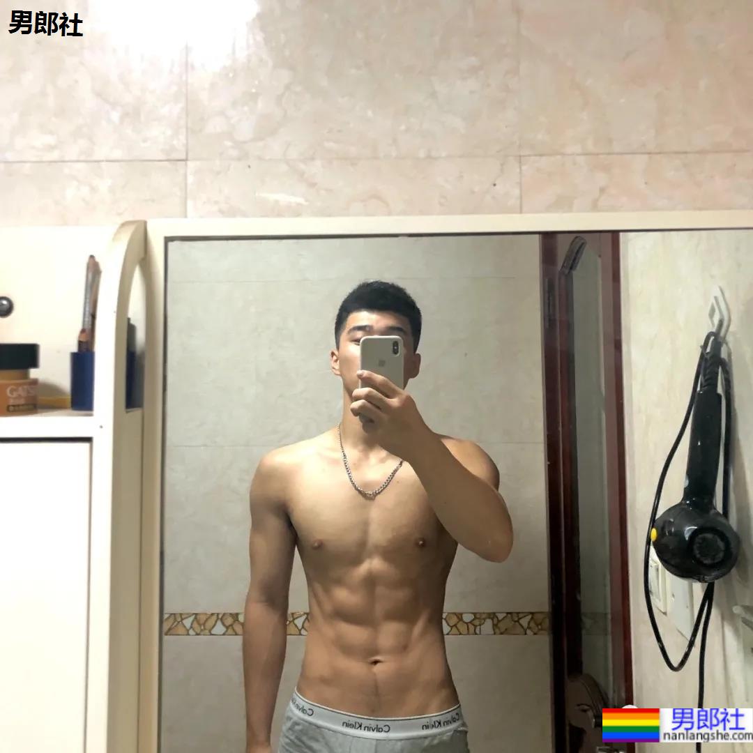 隔着衣服看腹肌？大二棒球体育生，这身材颜值绝了！ - 51虹马