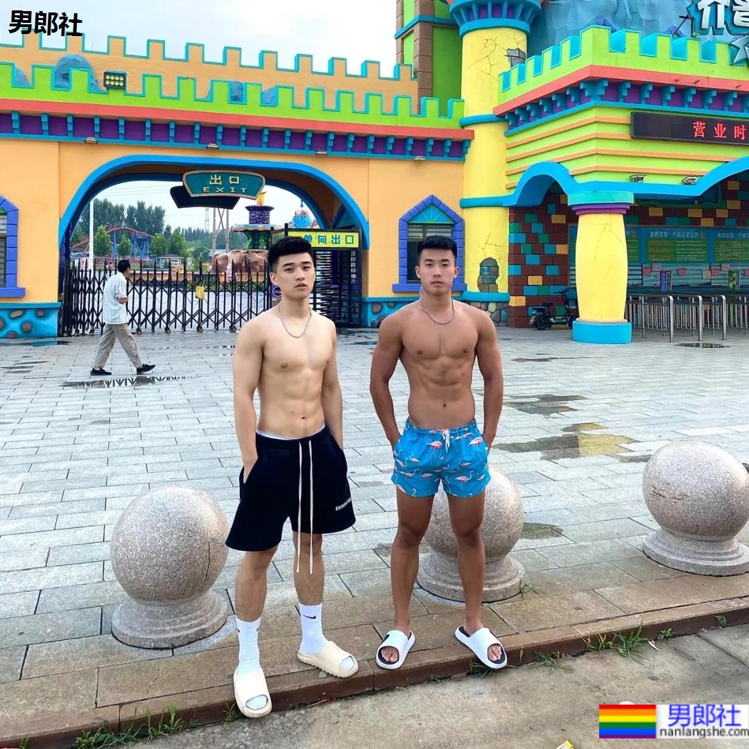 隔着衣服看腹肌？大二棒球体育生，这身材颜值绝了！ - 51虹马