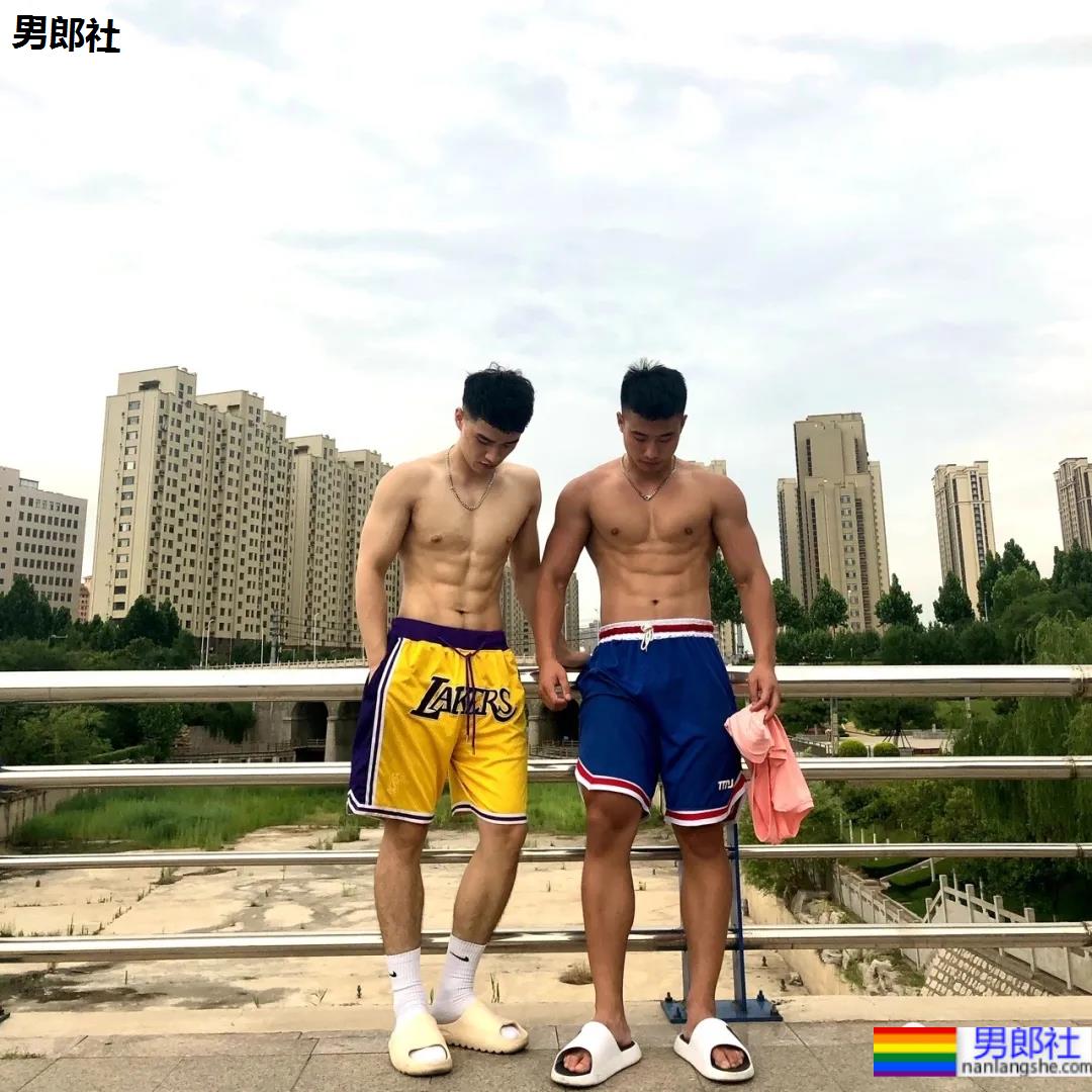 隔着衣服看腹肌？大二棒球体育生，这身材颜值绝了！ - 51虹马