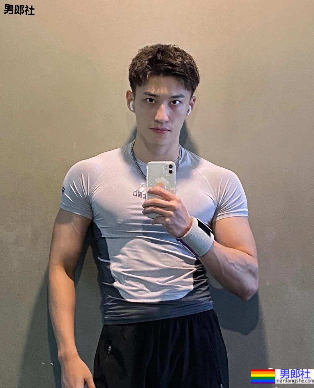 鸿星尔克的男模火了!高颜值大长腿未免也太帅! - 51虹马 鸿星尔克的男模火了!高颜值大长腿未免也太帅! - 51虹马