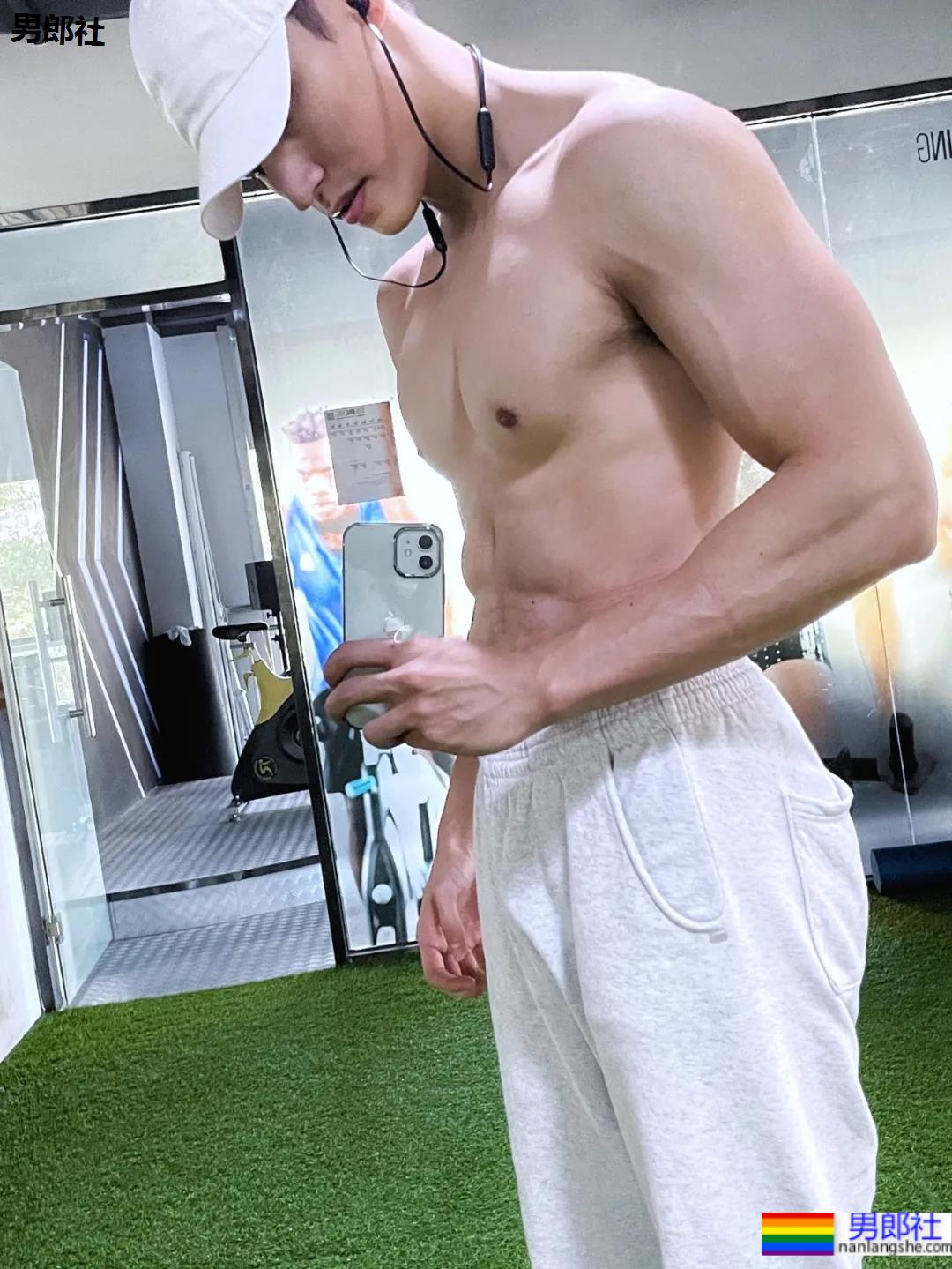 鸿星尔克的男模火了!高颜值大长腿未免也太帅! - 51虹马 鸿星尔克的男模火了!高颜值大长腿未免也太帅! - 51虹马