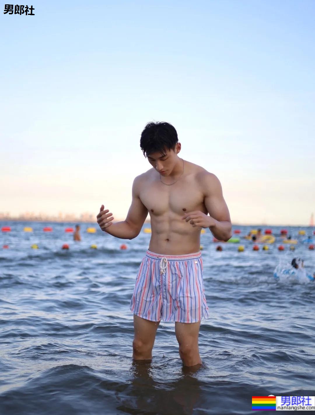 鸿星尔克的男模火了!高颜值大长腿未免也太帅! - 51虹马 鸿星尔克的男模火了!高颜值大长腿未免也太帅! - 51虹马