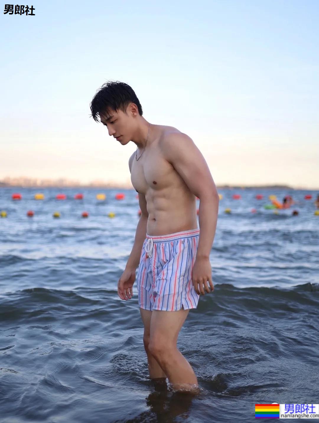 鸿星尔克的男模火了!高颜值大长腿未免也太帅! - 51虹马 鸿星尔克的男模火了!高颜值大长腿未免也太帅! - 51虹马