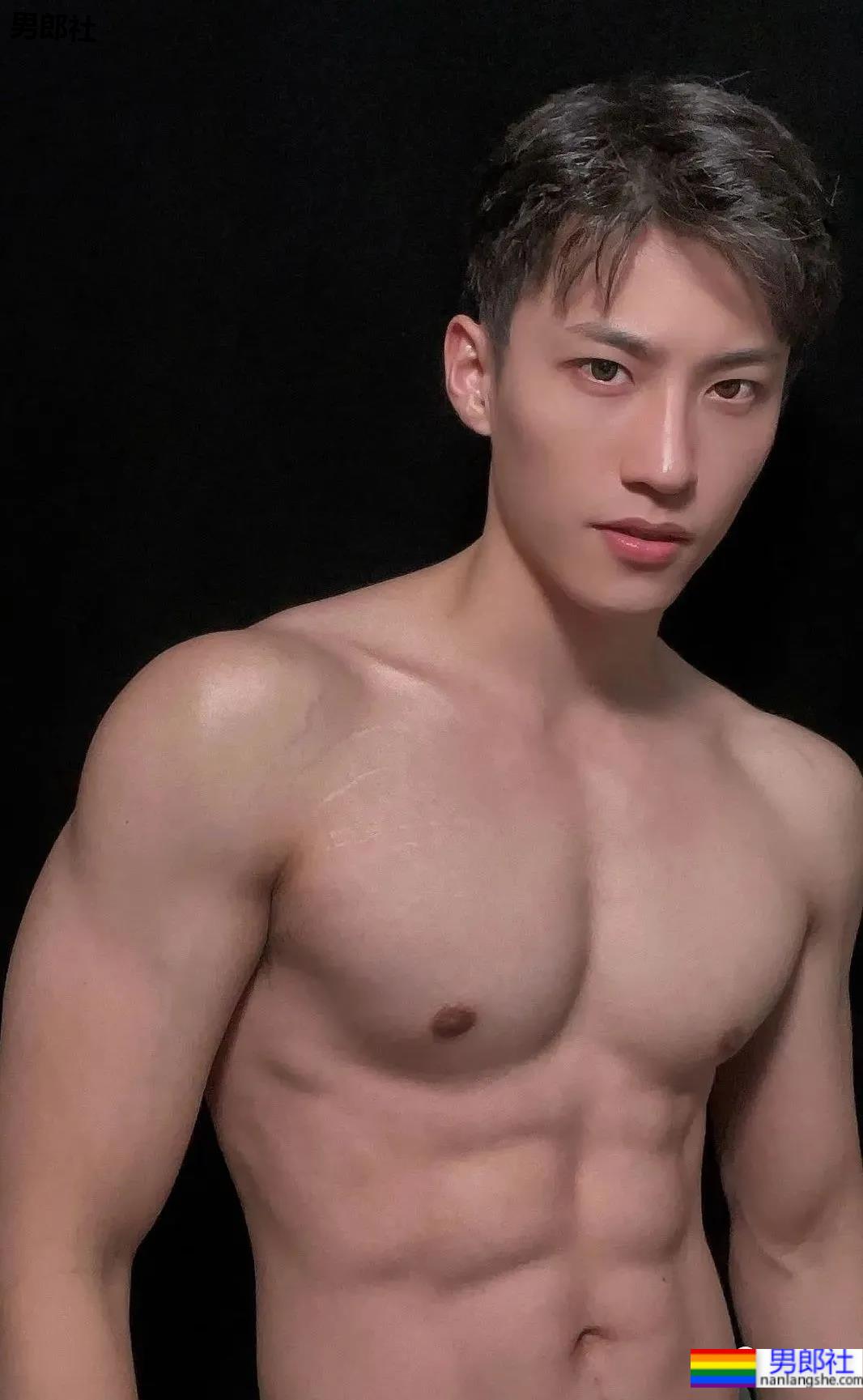 鸿星尔克的男模火了!高颜值大长腿未免也太帅! - 51虹马 鸿星尔克的男模火了!高颜值大长腿未免也太帅! - 51虹马