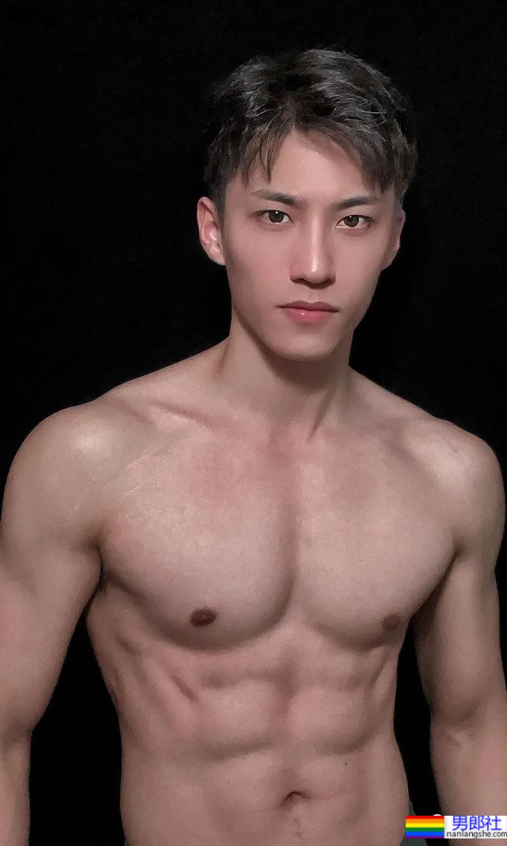 鸿星尔克的男模火了!高颜值大长腿未免也太帅! - 51虹马 鸿星尔克的男模火了!高颜值大长腿未免也太帅! - 51虹马