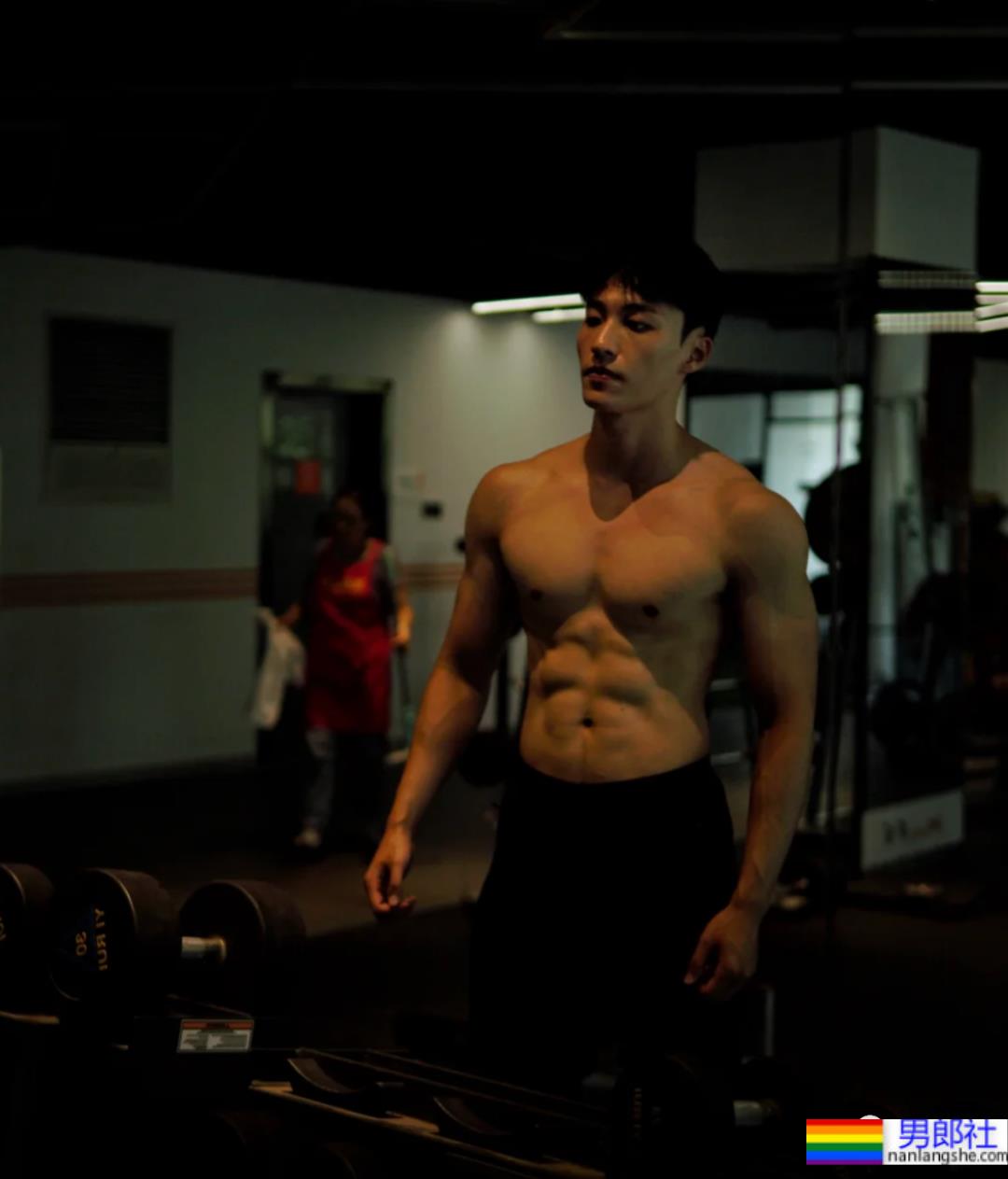 鸿星尔克的男模火了!高颜值大长腿未免也太帅! - 51虹马 鸿星尔克的男模火了!高颜值大长腿未免也太帅! - 51虹马