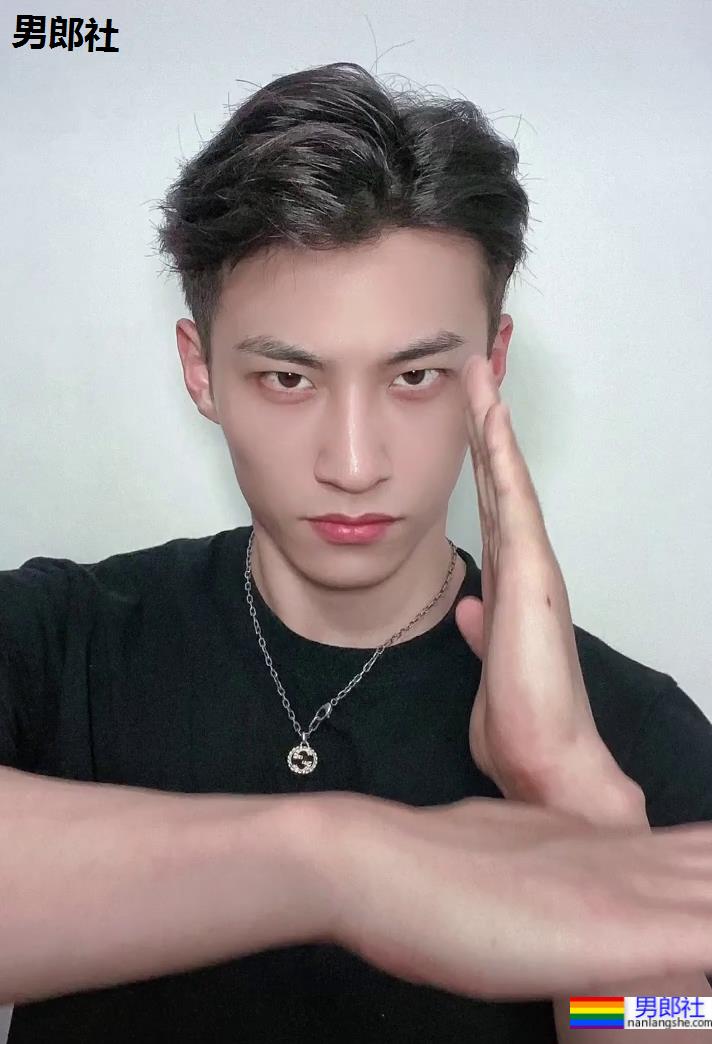 鸿星尔克的男模火了!高颜值大长腿未免也太帅! - 51虹马 鸿星尔克的男模火了!高颜值大长腿未免也太帅! - 51虹马