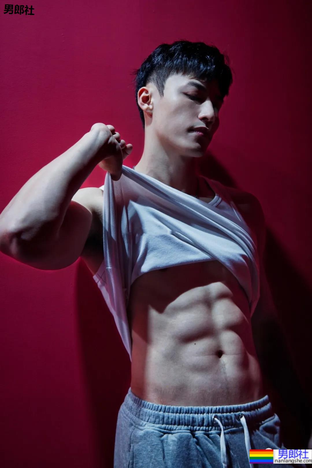 鸿星尔克的男模火了!高颜值大长腿未免也太帅! - 51虹马 鸿星尔克的男模火了!高颜值大长腿未免也太帅! - 51虹马