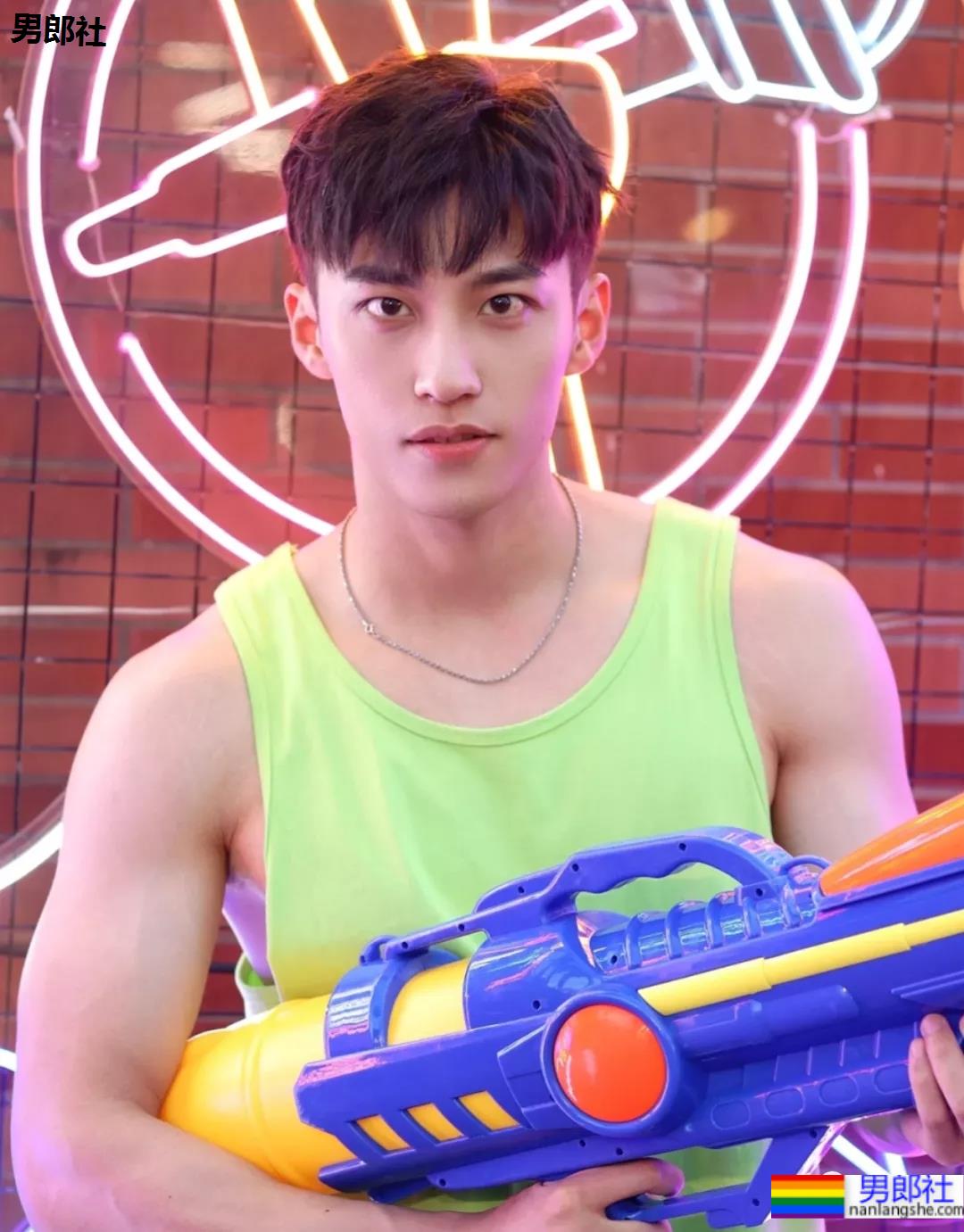 鸿星尔克的男模火了!高颜值大长腿未免也太帅! - 51虹马 鸿星尔克的男模火了!高颜值大长腿未免也太帅! - 51虹马