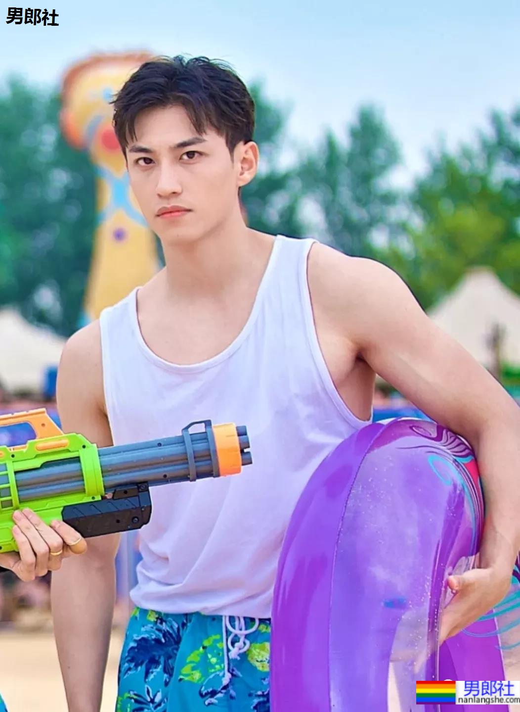 鸿星尔克的男模火了!高颜值大长腿未免也太帅! - 51虹马 鸿星尔克的男模火了!高颜值大长腿未免也太帅! - 51虹马