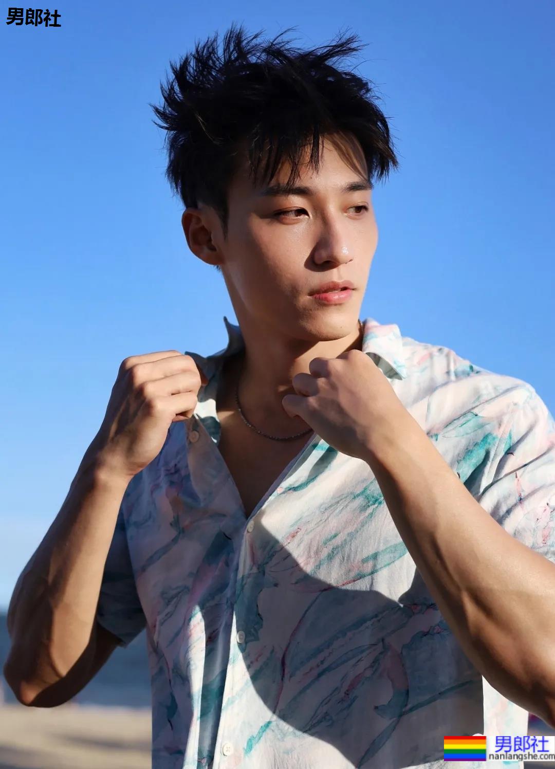 鸿星尔克的男模火了!高颜值大长腿未免也太帅! - 51虹马 鸿星尔克的男模火了!高颜值大长腿未免也太帅! - 51虹马