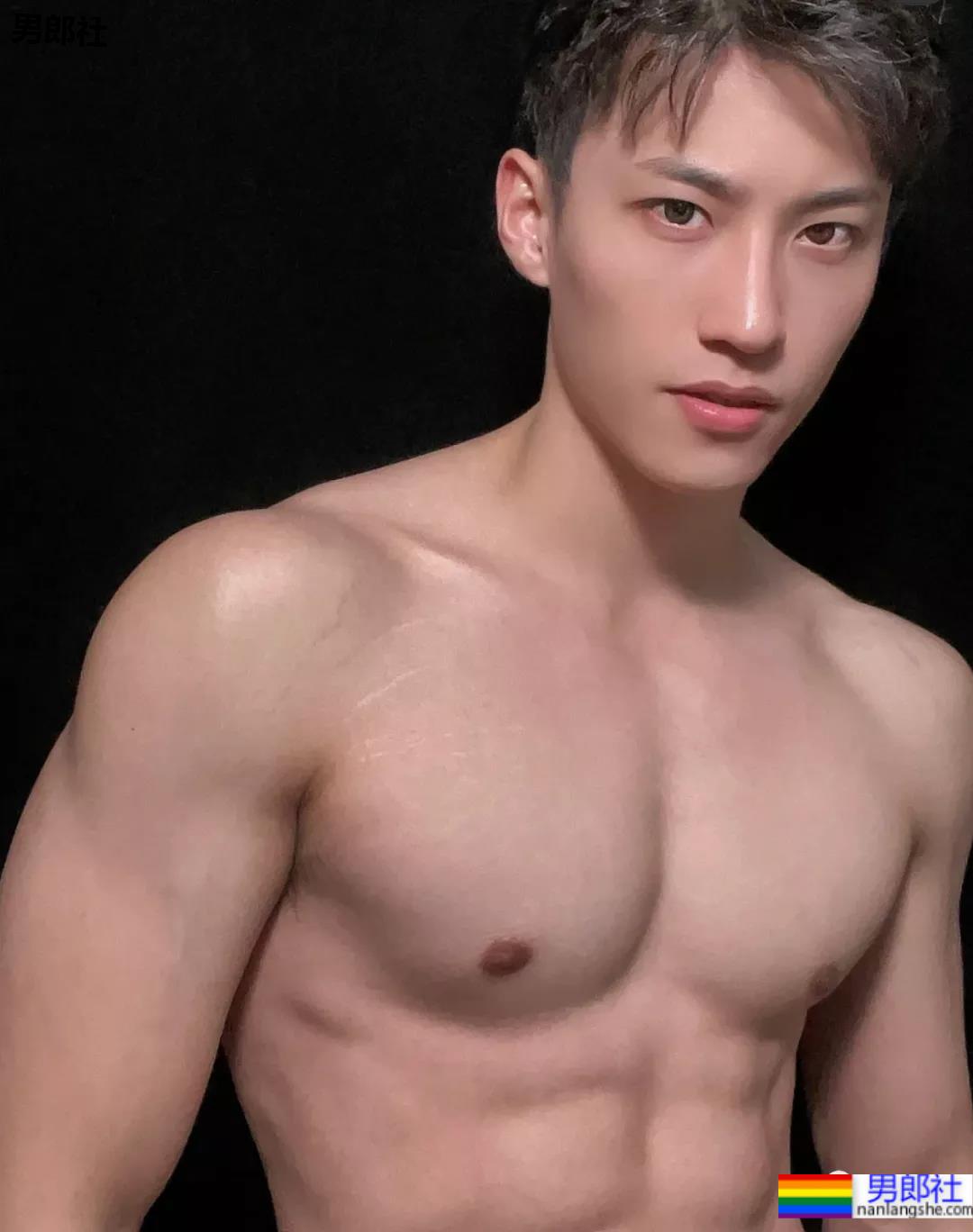 鸿星尔克的男模火了!高颜值大长腿未免也太帅! - 51虹马 鸿星尔克的男模火了!高颜值大长腿未免也太帅! - 51虹马