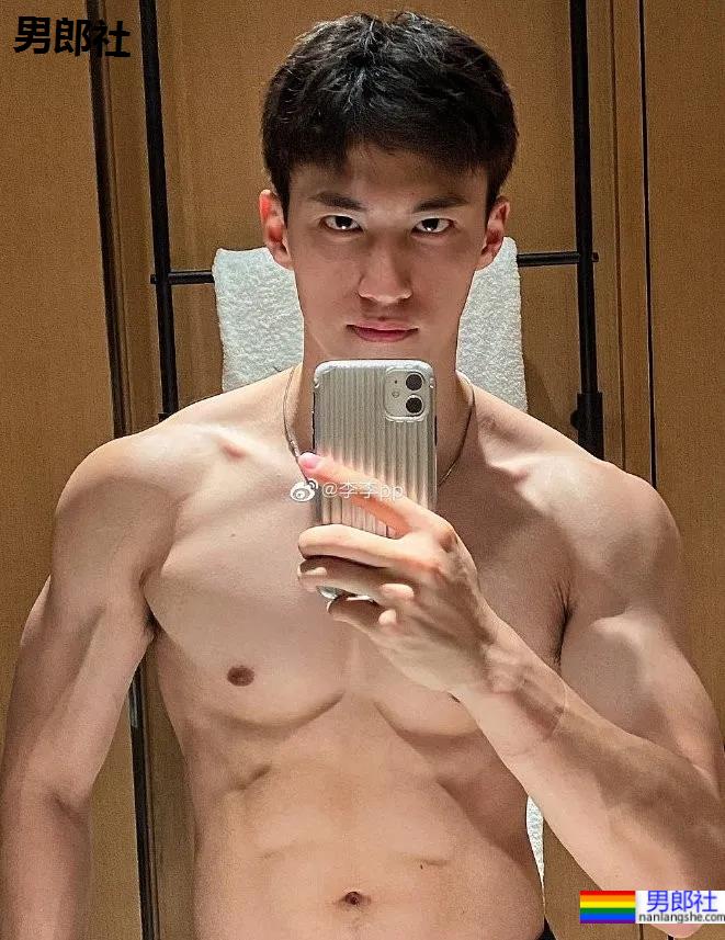 鸿星尔克的男模火了!高颜值大长腿未免也太帅! - 51虹马 鸿星尔克的男模火了!高颜值大长腿未免也太帅! - 51虹马