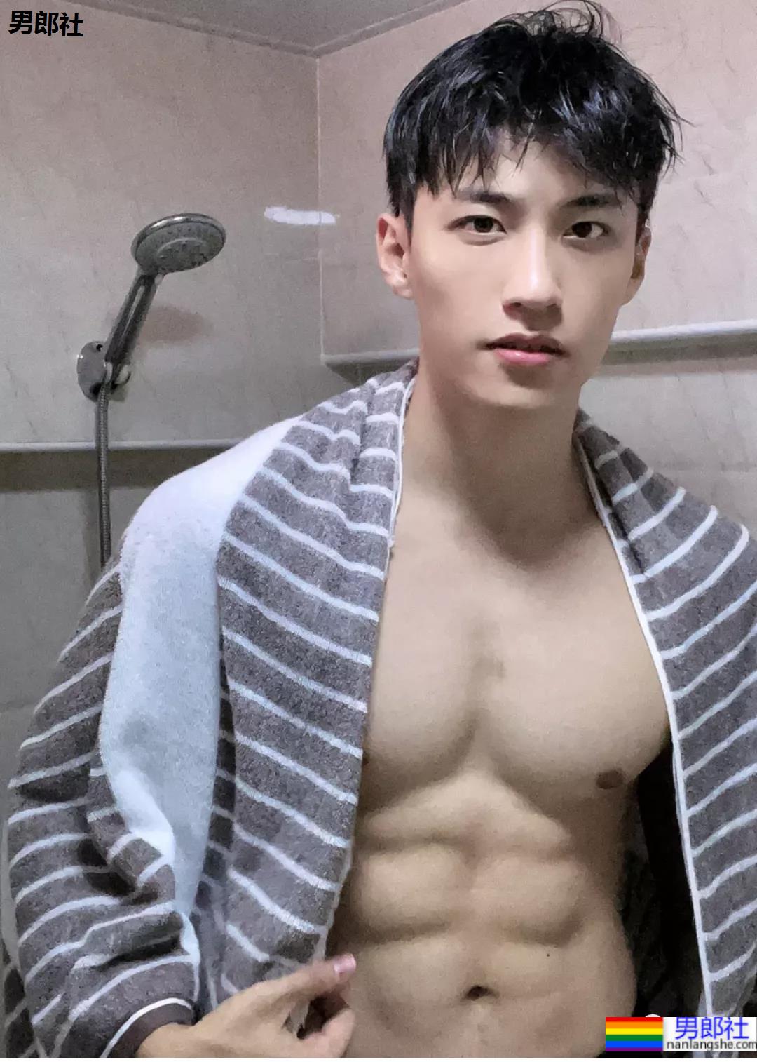 鸿星尔克的男模火了!高颜值大长腿未免也太帅! - 51虹马 鸿星尔克的男模火了!高颜值大长腿未免也太帅! - 51虹马