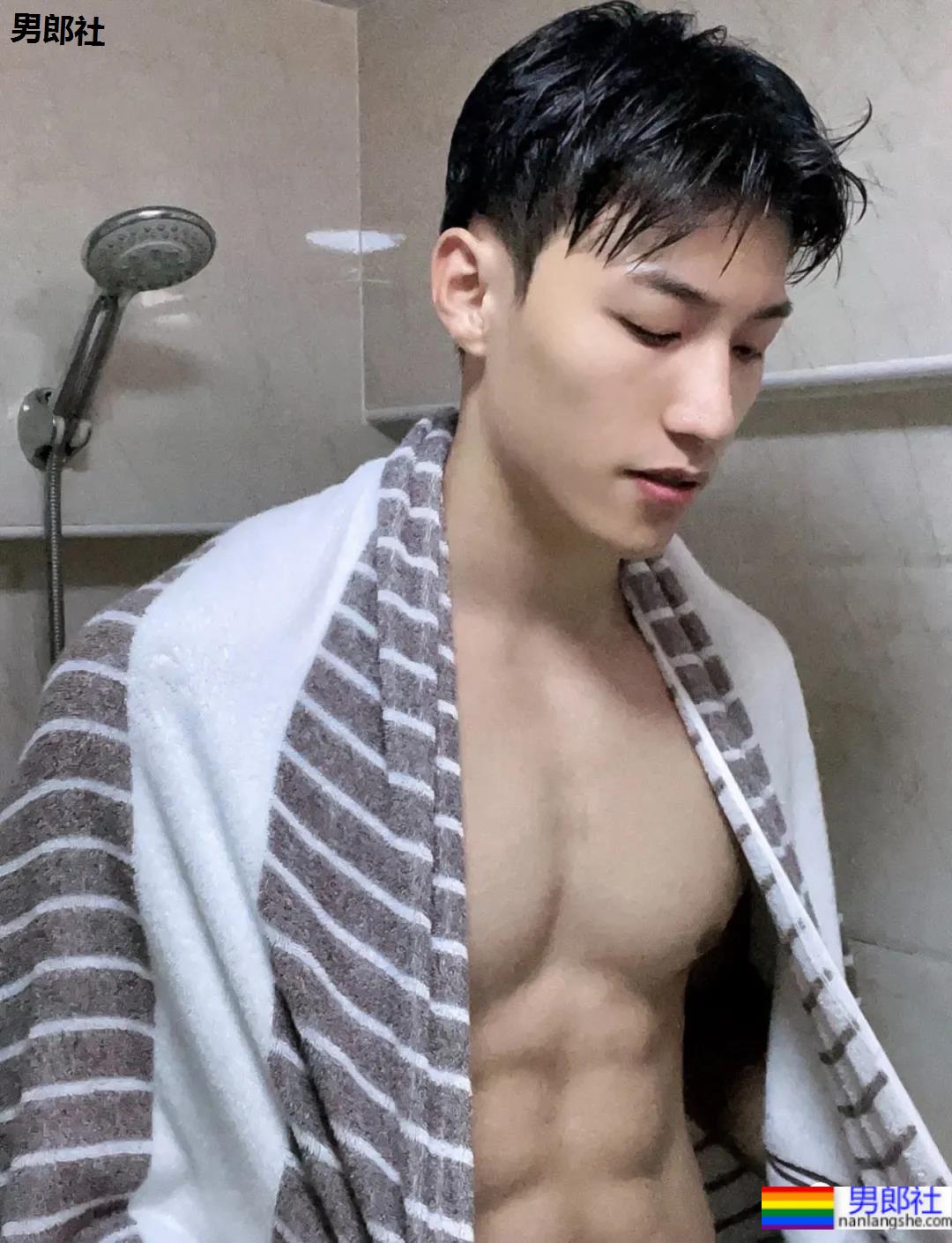 鸿星尔克的男模火了!高颜值大长腿未免也太帅! - 51虹马 鸿星尔克的男模火了!高颜值大长腿未免也太帅! - 51虹马