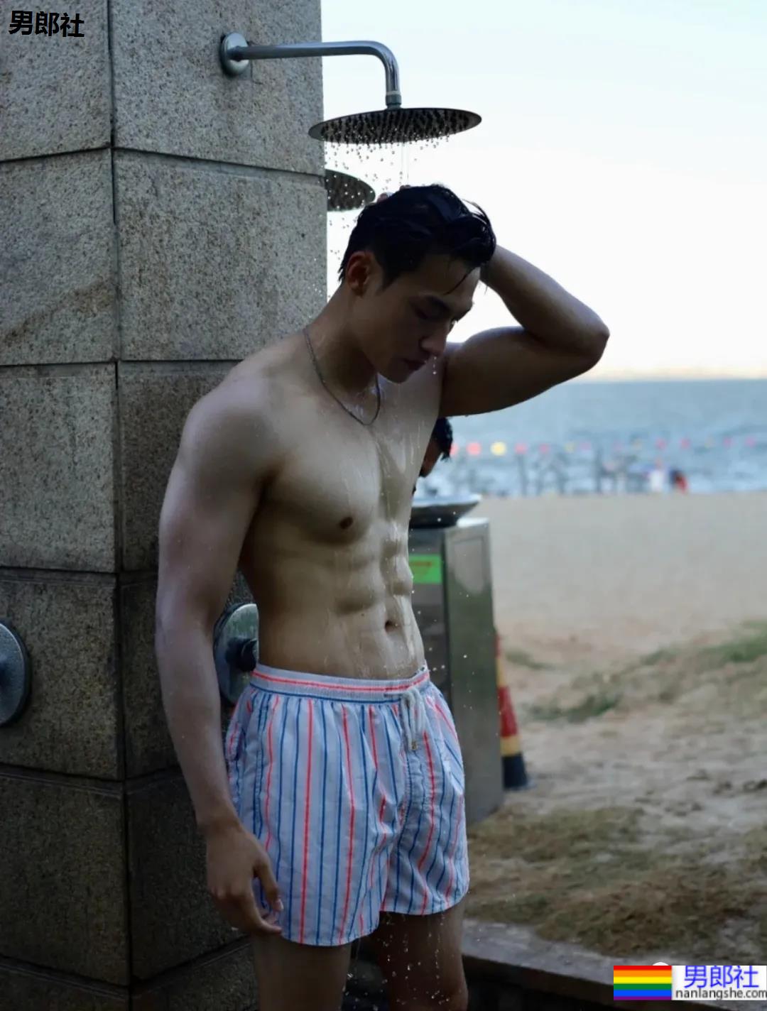 鸿星尔克的男模火了!高颜值大长腿未免也太帅! - 51虹马 鸿星尔克的男模火了!高颜值大长腿未免也太帅! - 51虹马