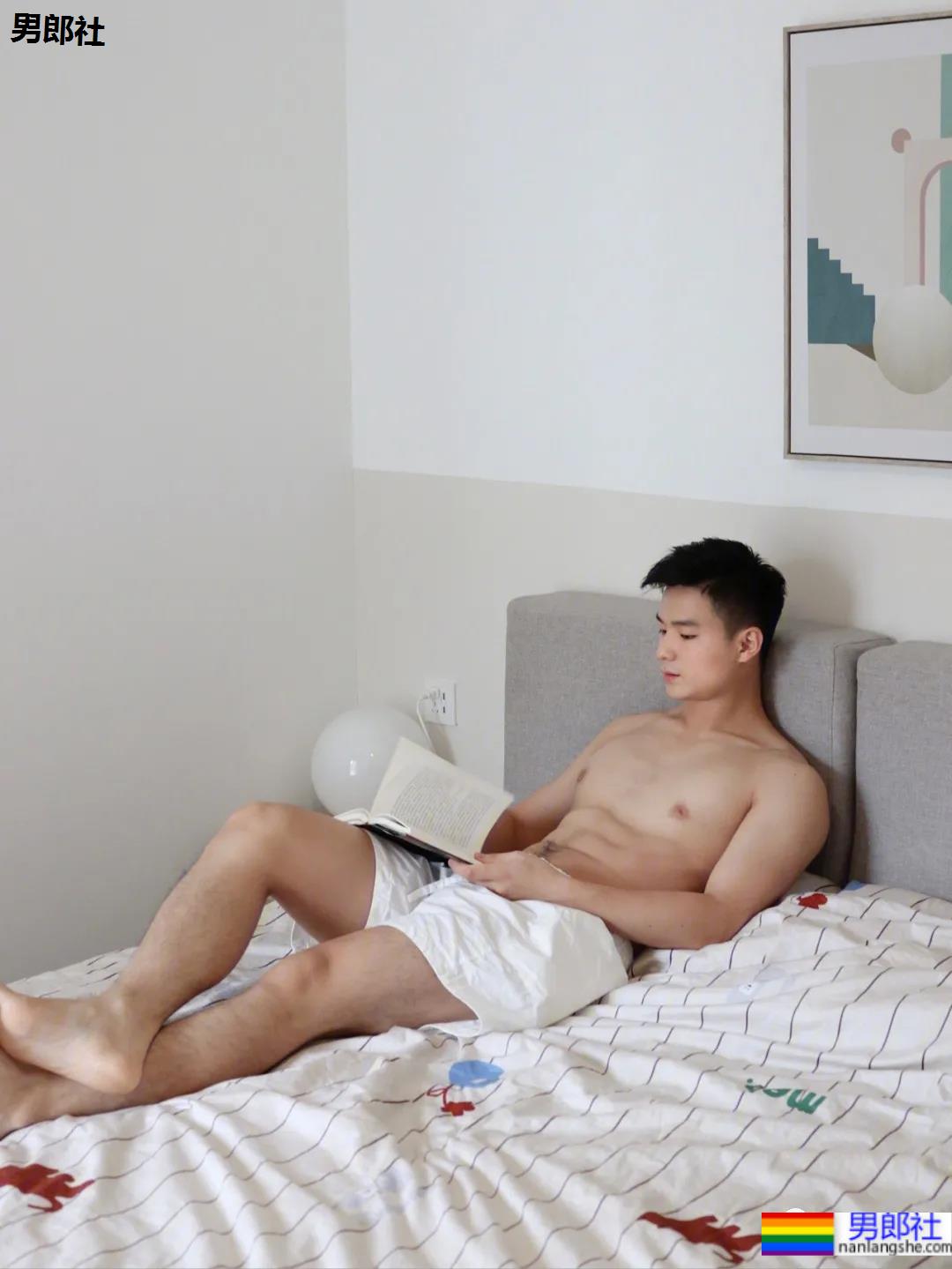 发现一枚白嫩干净的腹肌网红博主，99%网友的沦陷了！-51虹马