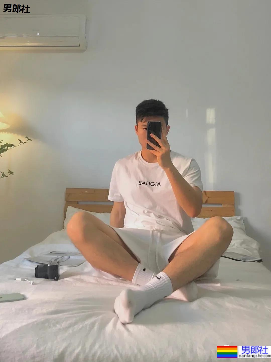 发现一枚白嫩干净的腹肌网红博主，99%网友的沦陷了！ - 51虹马