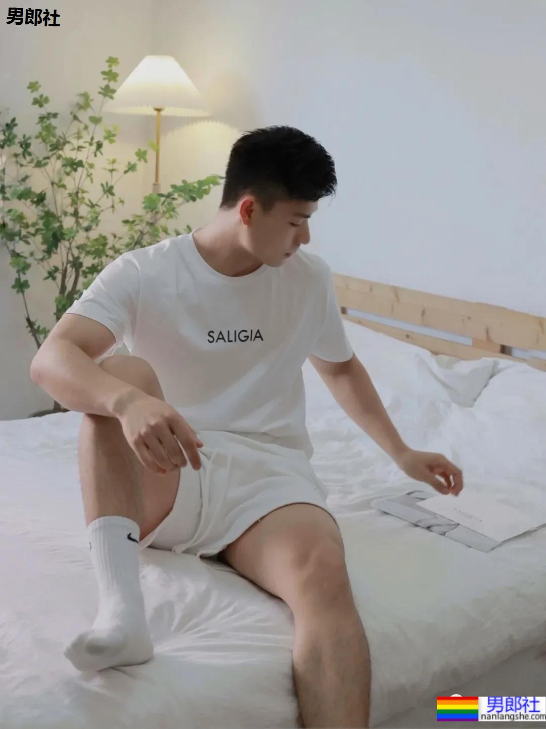 发现一枚白嫩干净的腹肌网红博主，99%网友的沦陷了！ - 51虹马