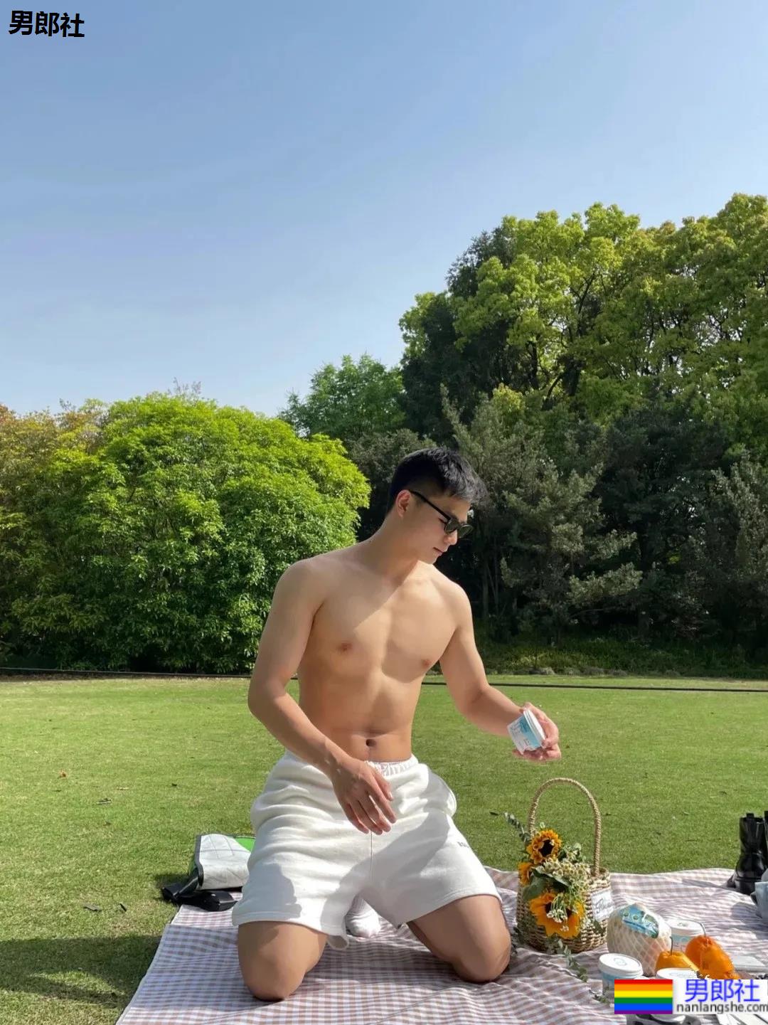 发现一枚白嫩干净的腹肌网红博主，99%网友的沦陷了！ - 51虹马