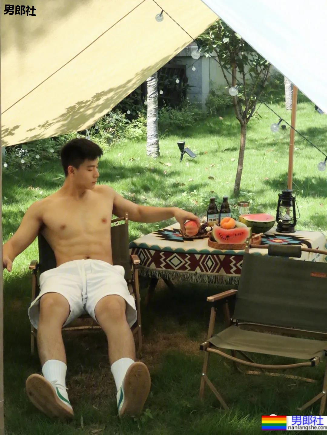 发现一枚白嫩干净的腹肌网红博主，99%网友的沦陷了！ - 51虹马