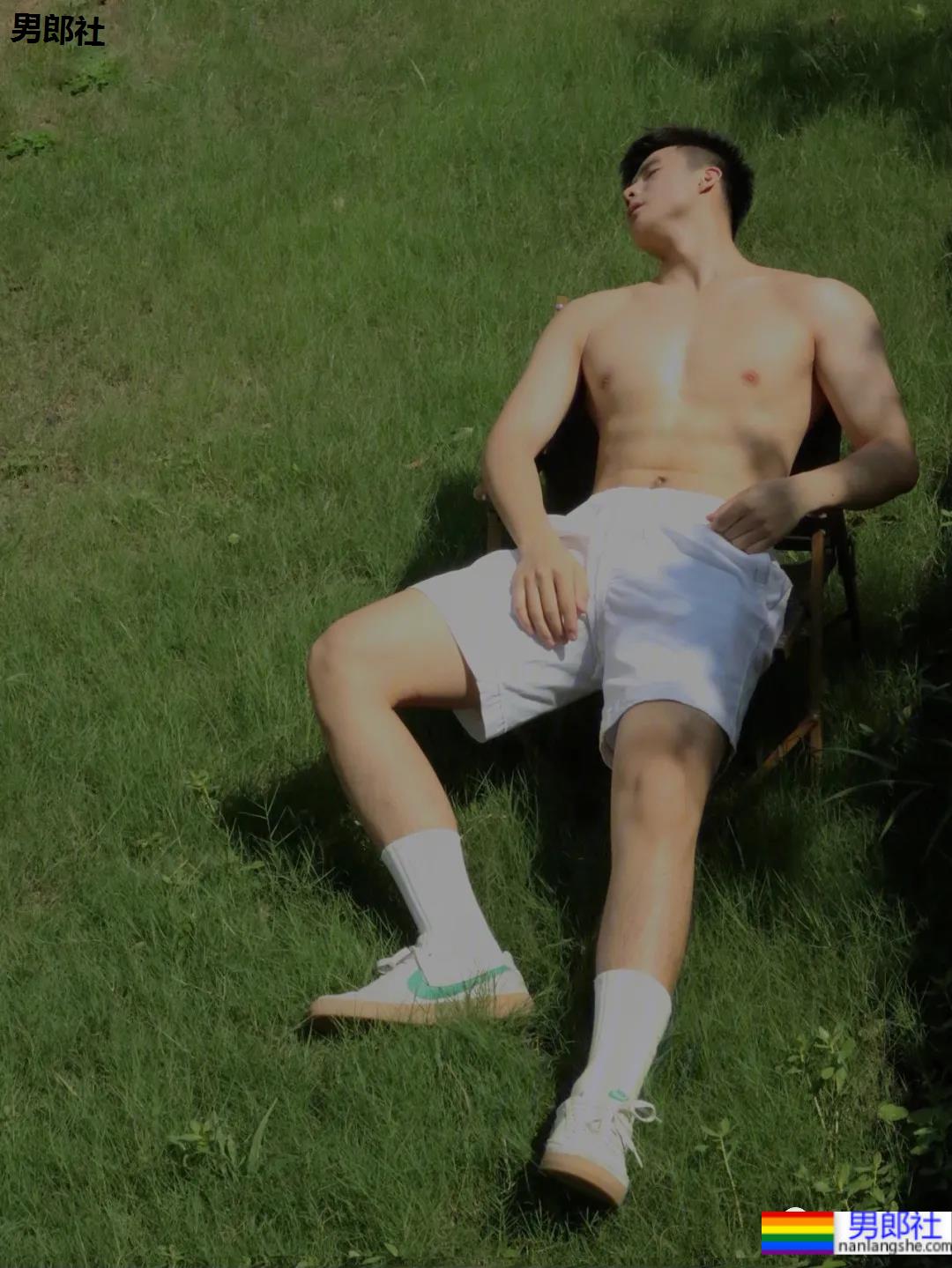 发现一枚白嫩干净的腹肌网红博主，99%网友的沦陷了！ - 51虹马