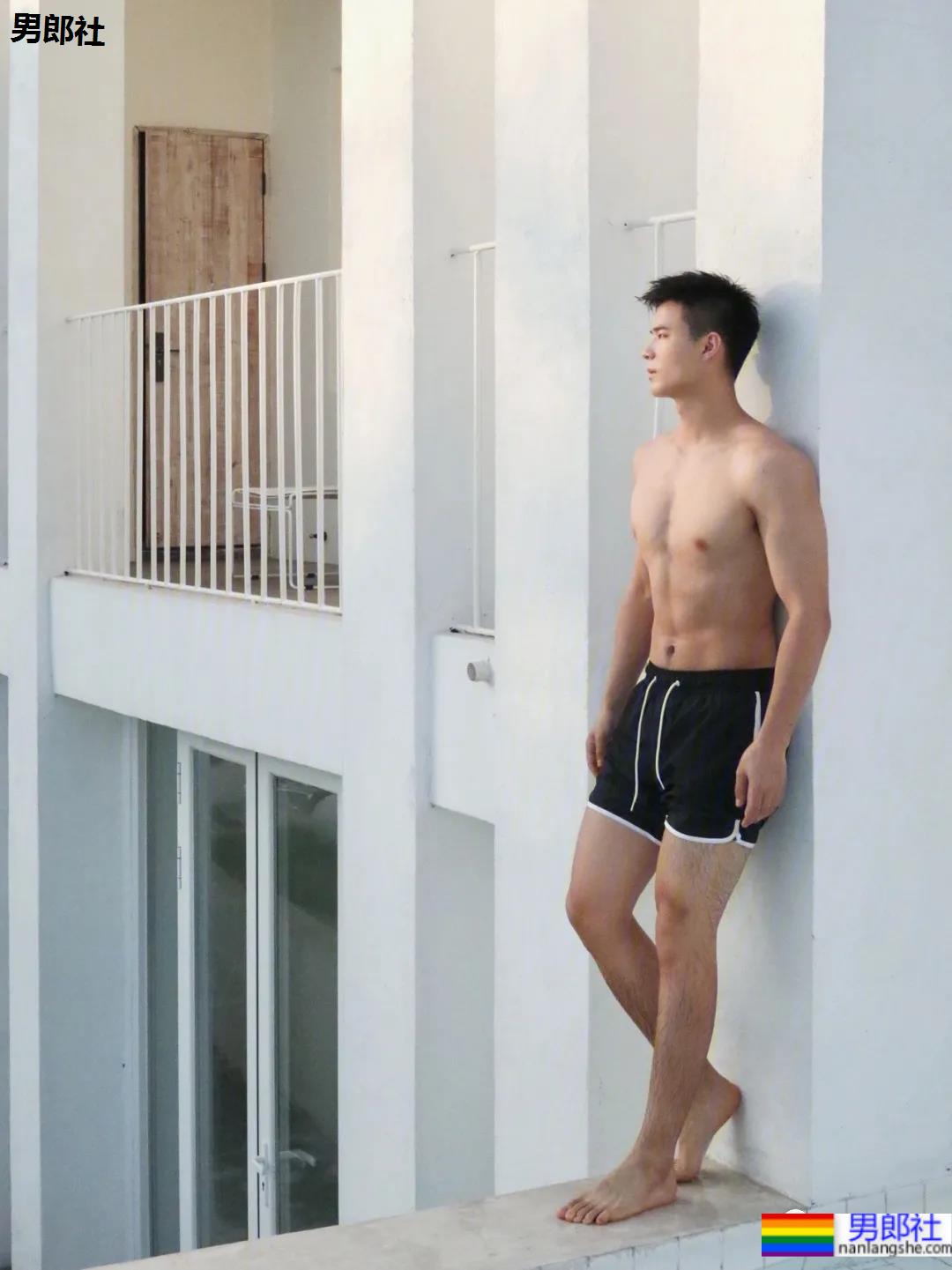 发现一枚白嫩干净的腹肌网红博主，99%网友的沦陷了！ - 51虹马