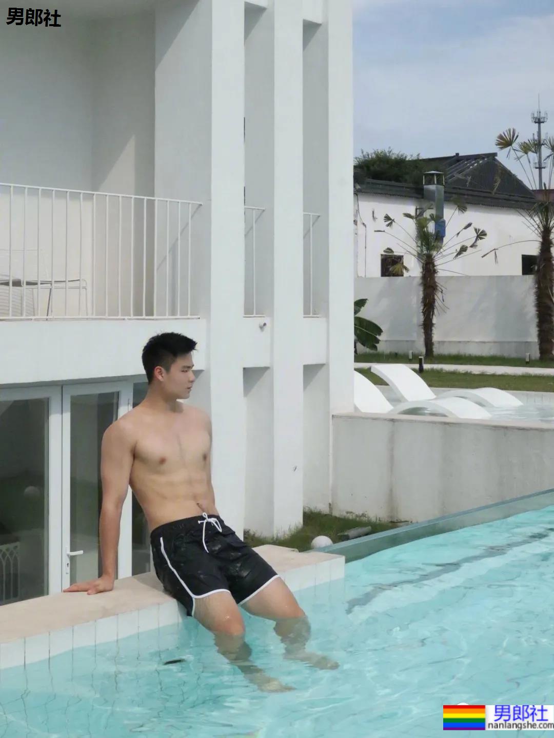 发现一枚白嫩干净的腹肌网红博主，99%网友的沦陷了！ - 51虹马