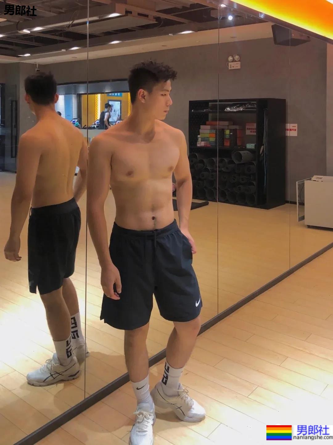 发现一枚白嫩干净的腹肌网红博主，99%网友的沦陷了！ - 51虹马