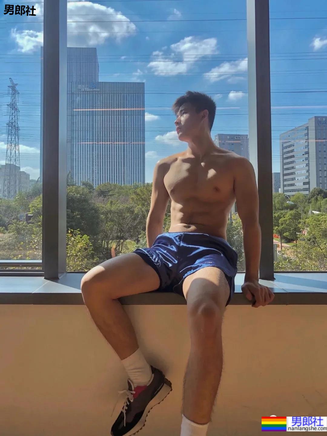 发现一枚白嫩干净的腹肌网红博主，99%网友的沦陷了！ - 51虹马