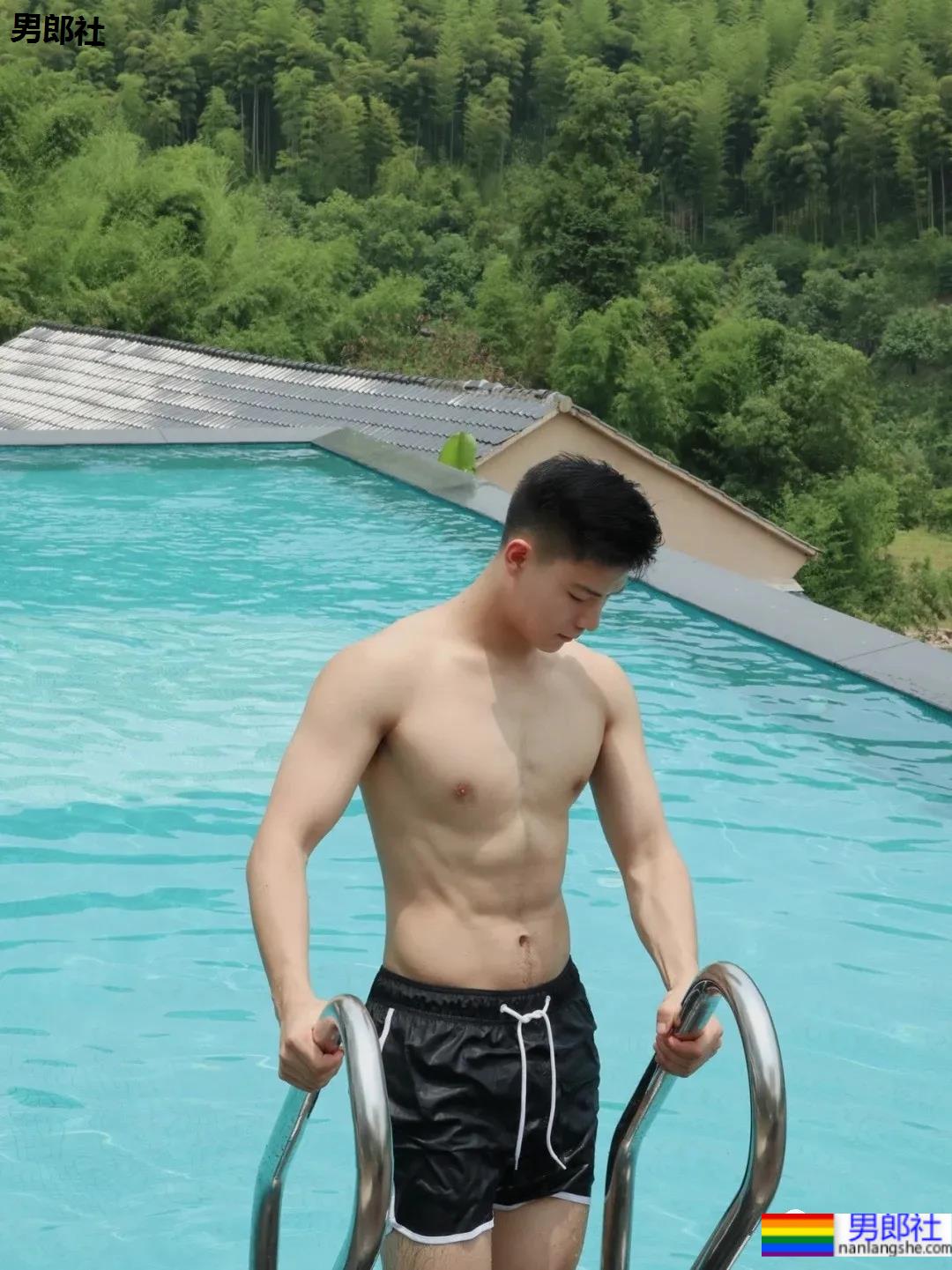 发现一枚白嫩干净的腹肌网红博主，99%网友的沦陷了！ - 51虹马