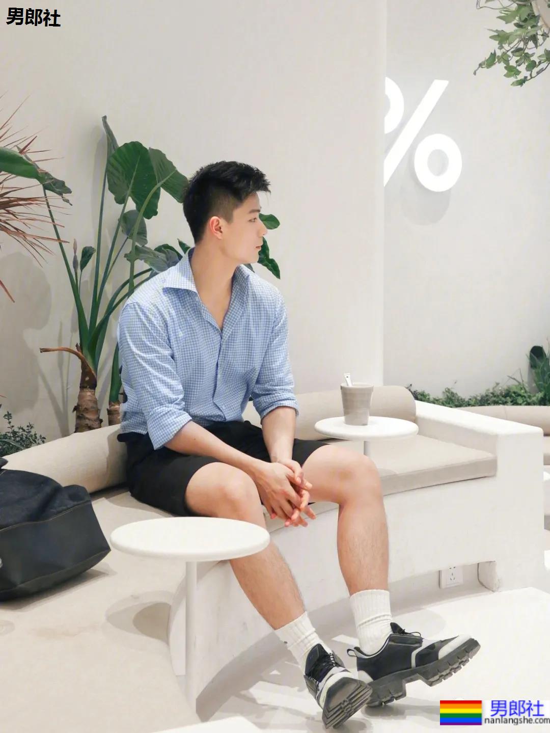 发现一枚白嫩干净的腹肌网红博主，99%网友的沦陷了！ - 51虹马