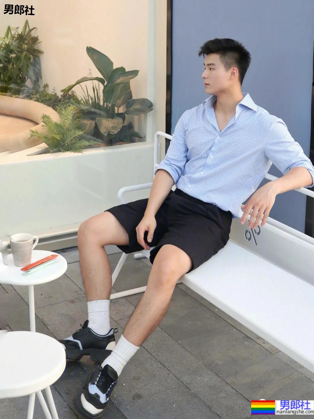 发现一枚白嫩干净的腹肌网红博主，99%网友的沦陷了！ - 51虹马