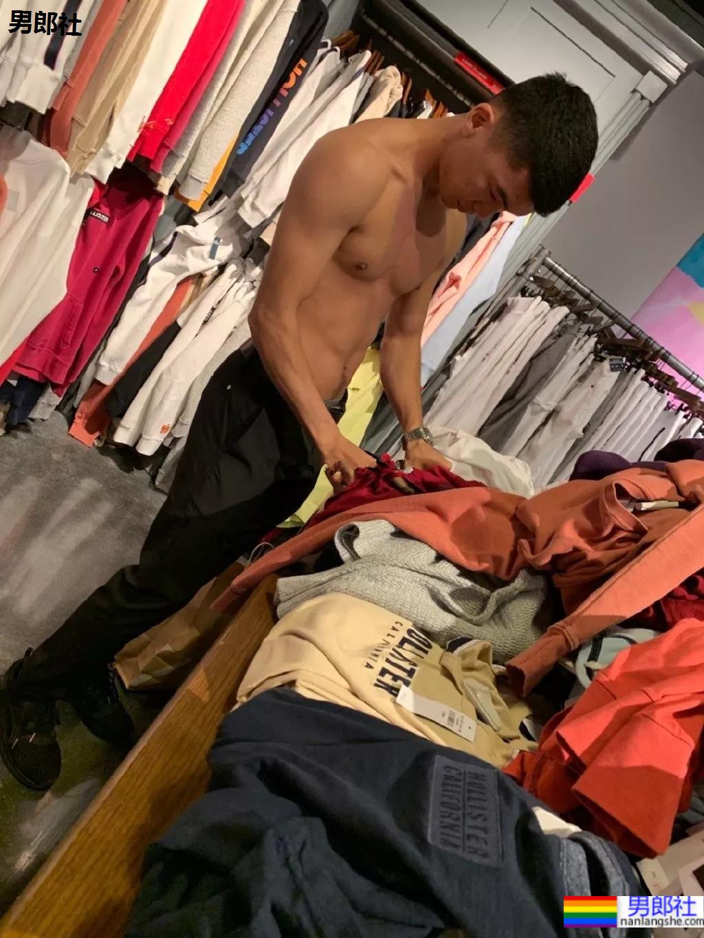 黝黑肌肉小哥哥商场直接脱了试衣服！ - 51虹马