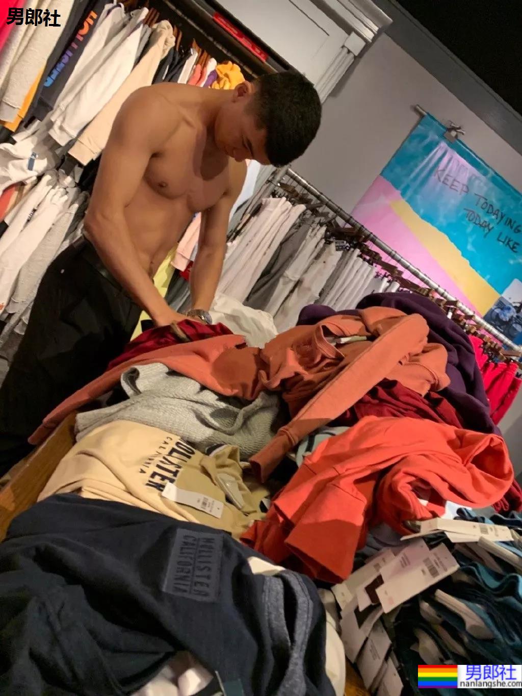 黝黑肌肉小哥哥商场直接脱了试衣服！ - 51虹马