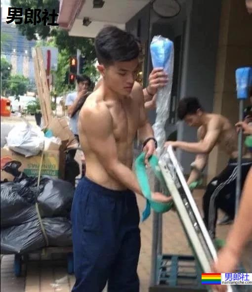 黝黑肌肉小哥哥商场直接脱了试衣服！ - 51虹马