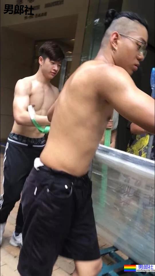 黝黑肌肉小哥哥商场直接脱了试衣服！ - 51虹马