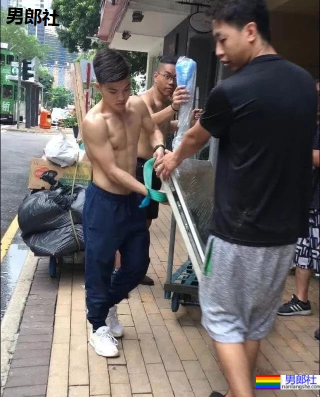 黝黑肌肉小哥哥商场直接脱了试衣服！ - 51虹马