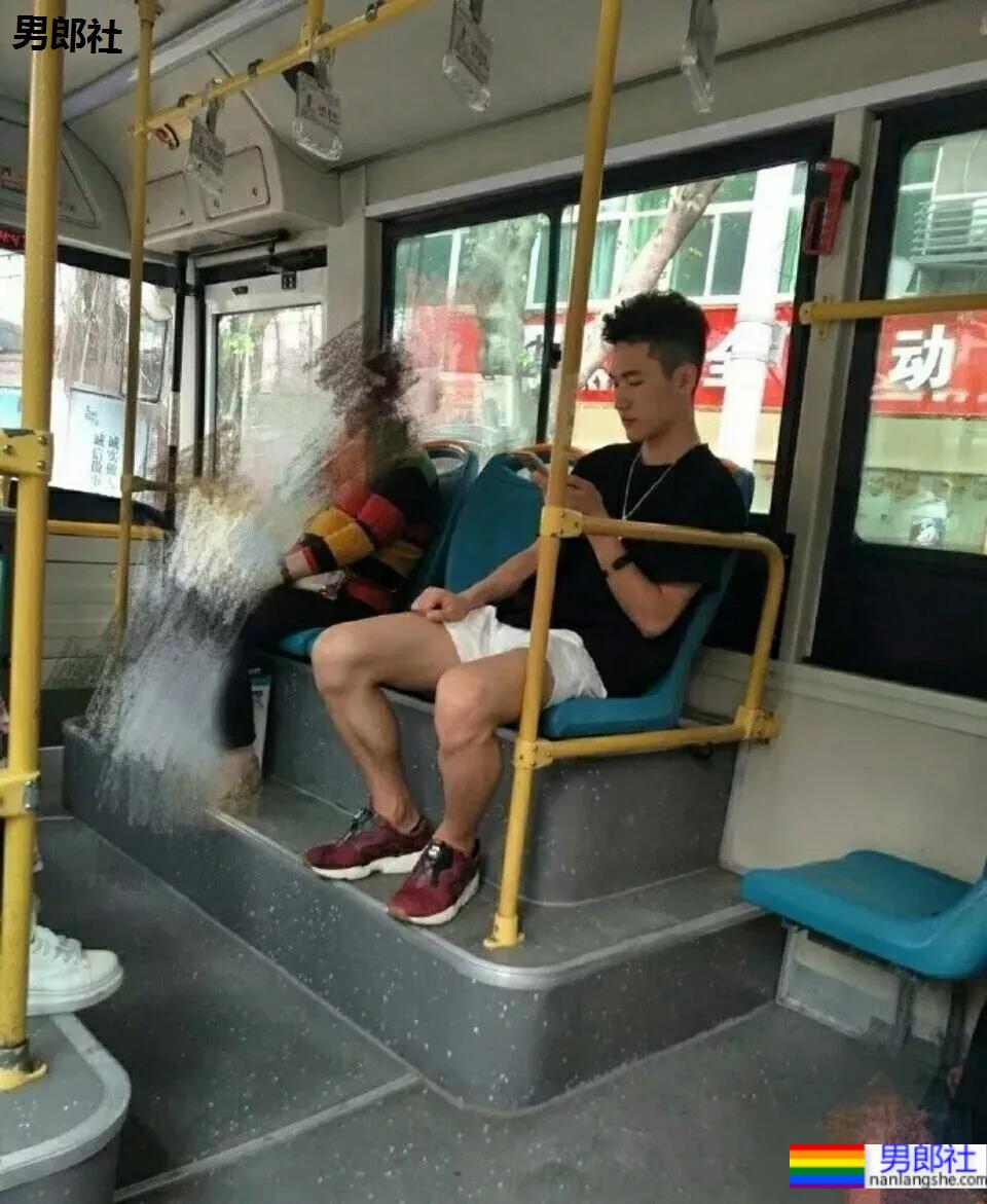 黝黑肌肉小哥哥商场直接脱了试衣服！ - 51虹马