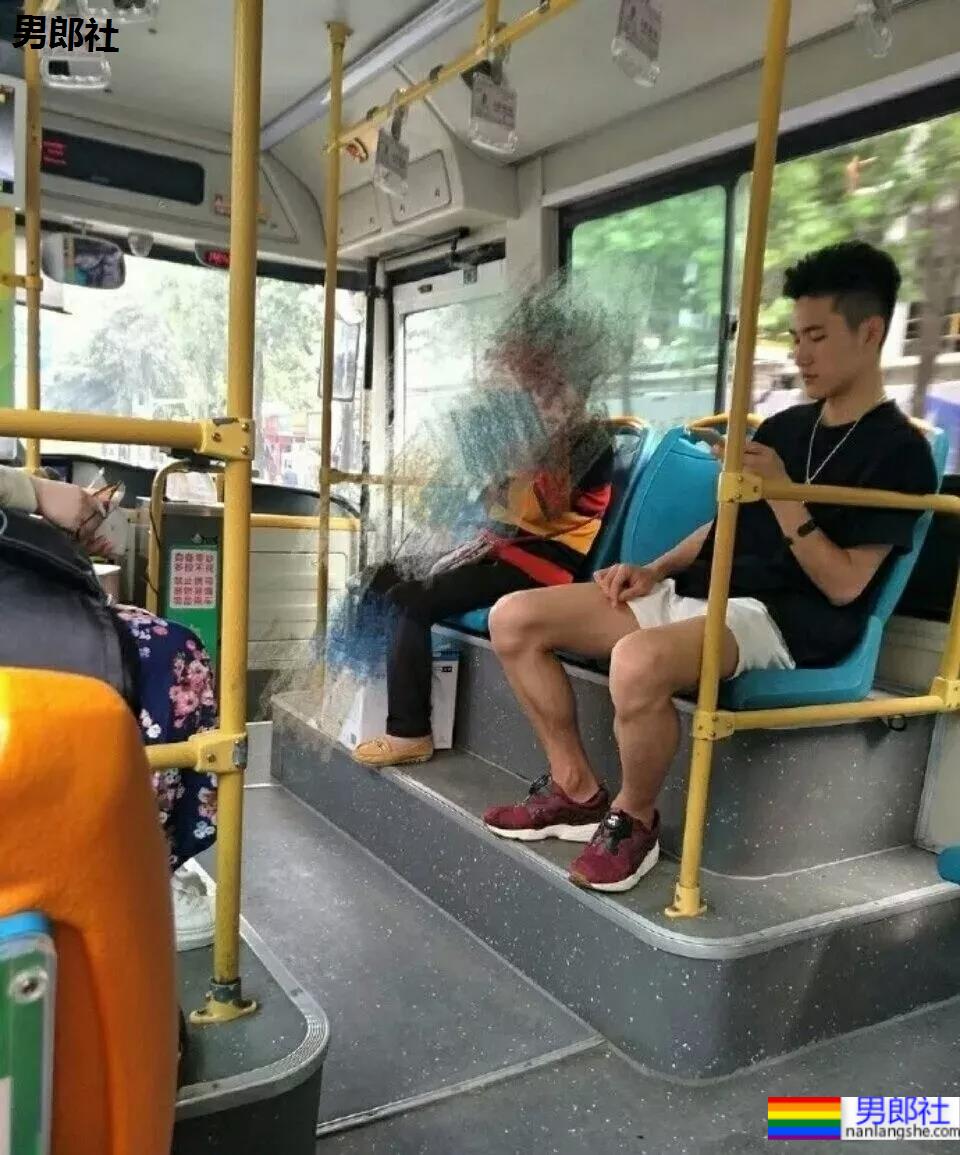 黝黑肌肉小哥哥商场直接脱了试衣服！ - 51虹马