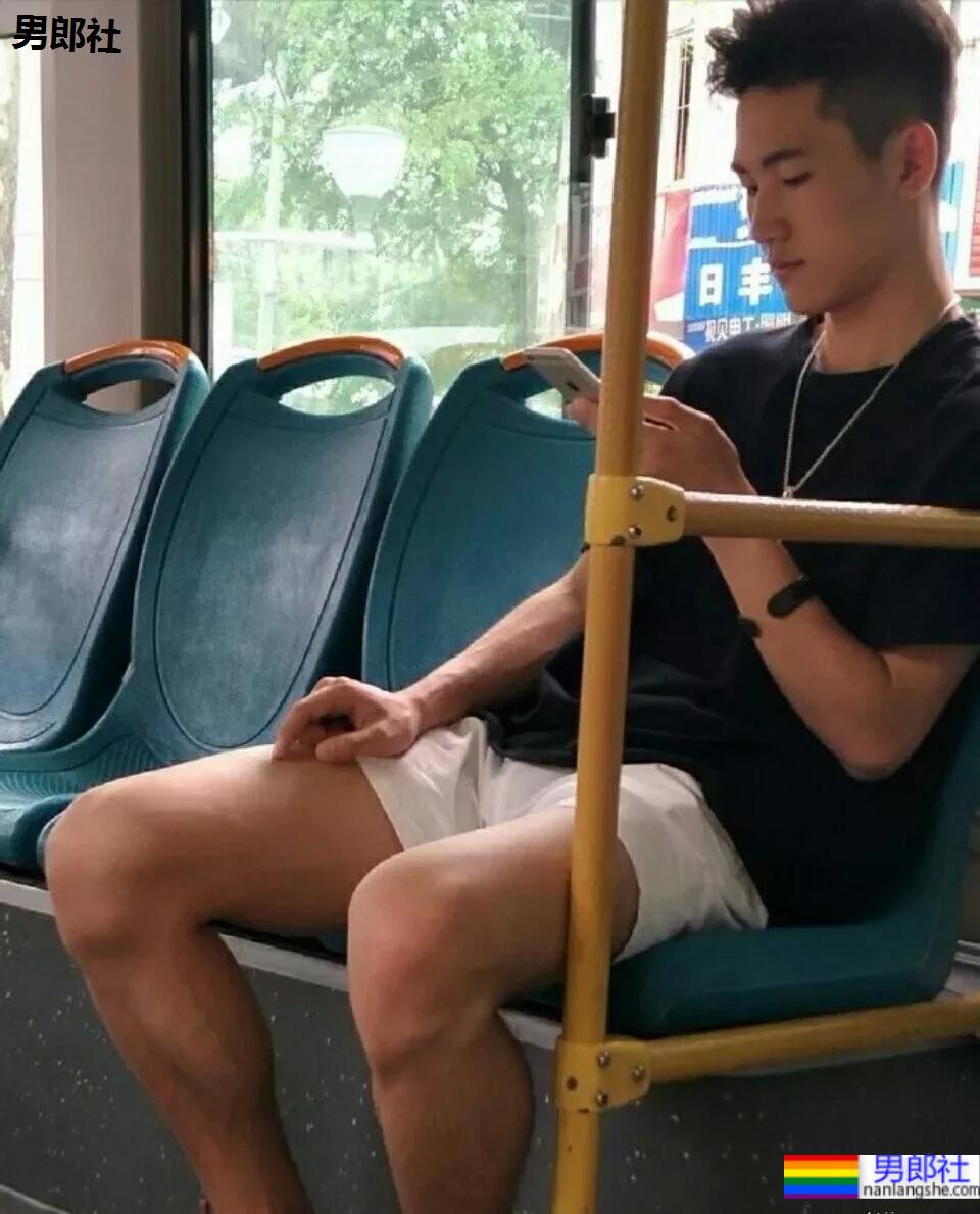 黝黑肌肉小哥哥商场直接脱了试衣服！ - 51虹马