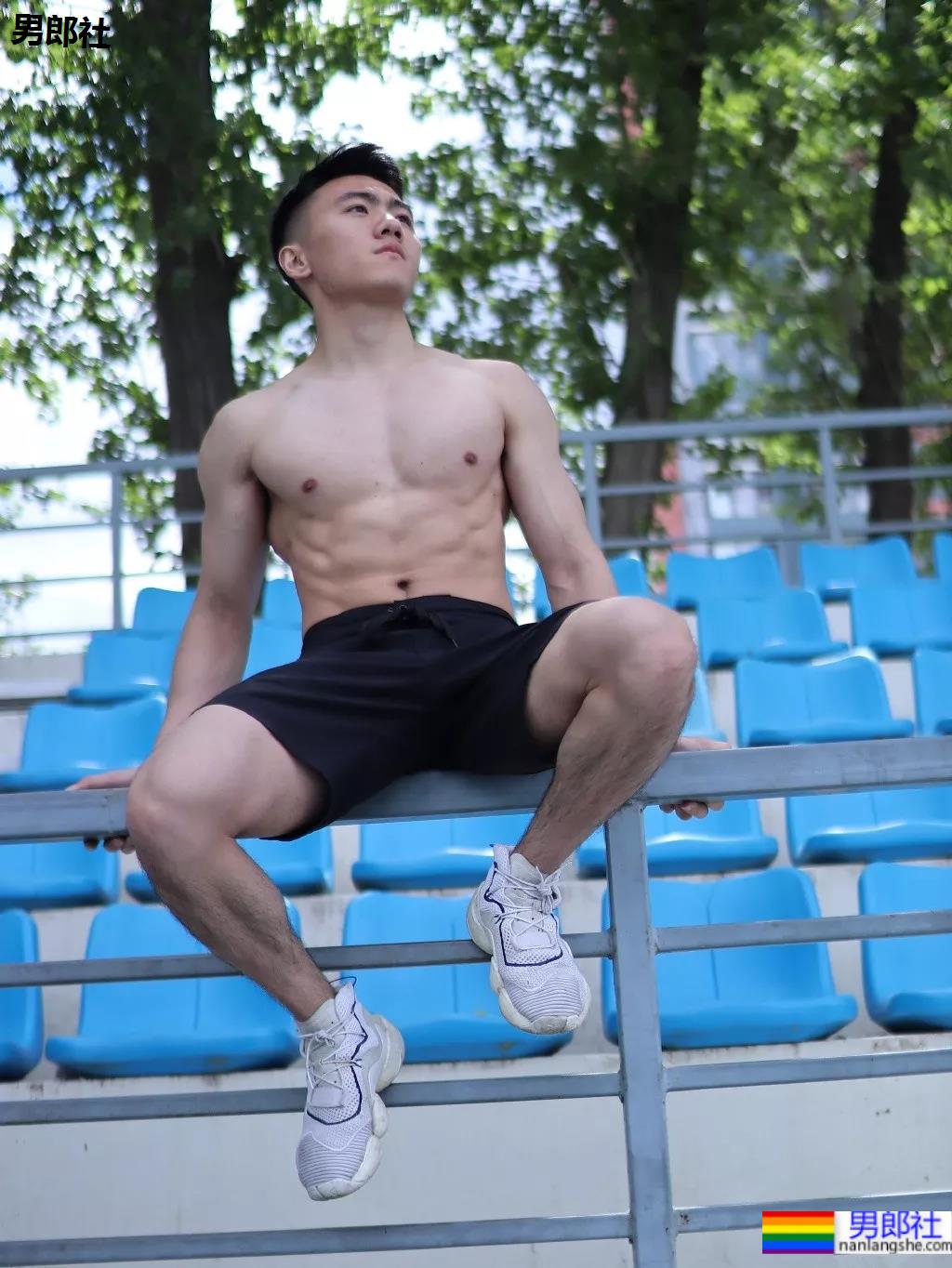 黝黑肌肉小哥哥商场直接脱了试衣服！ - 51虹马