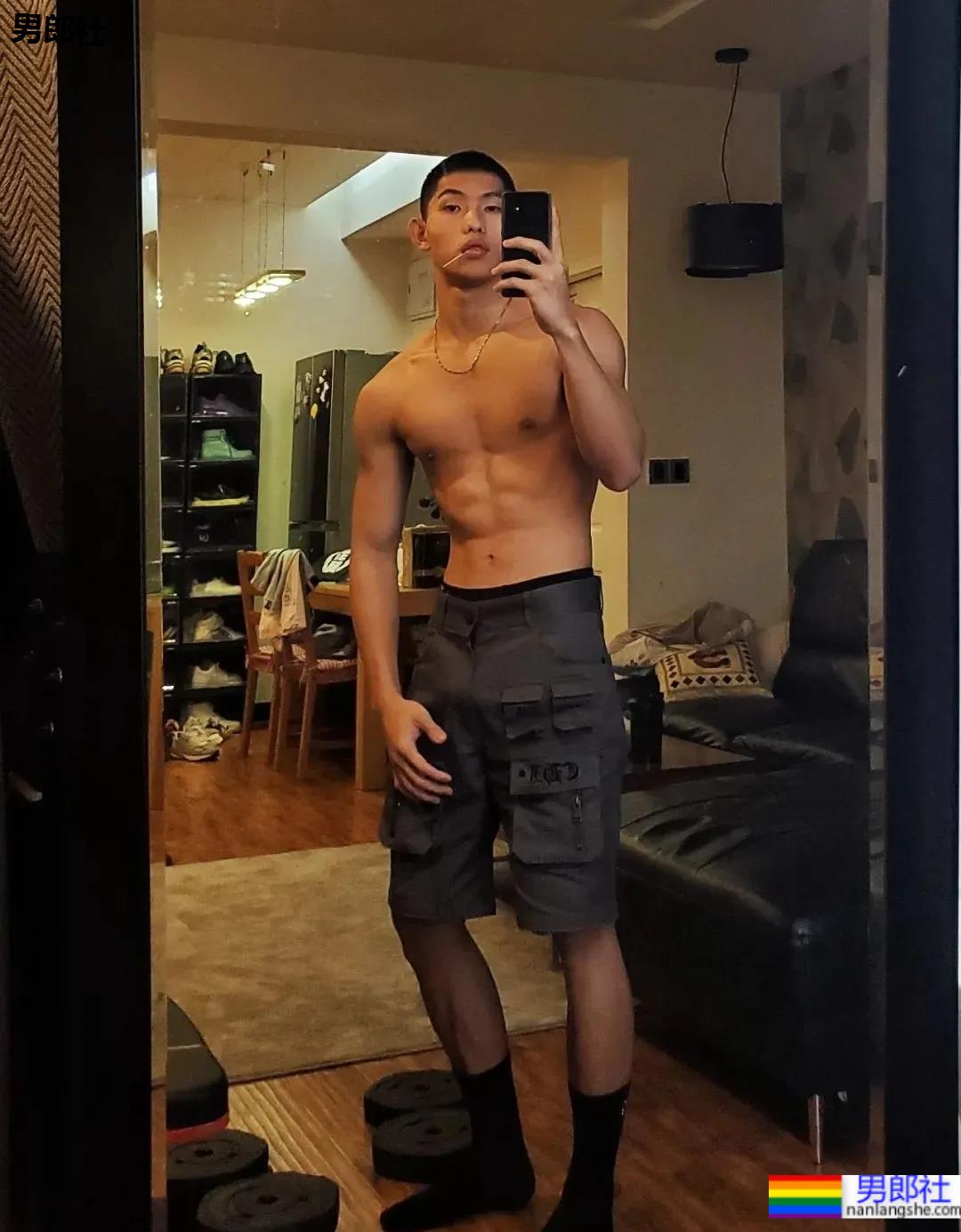 四川寸头腹肌小狼狗,高颜值大长腿太欲了! - 51虹马 四川寸头腹肌小狼狗,高颜值大长腿太欲了! - 51虹马