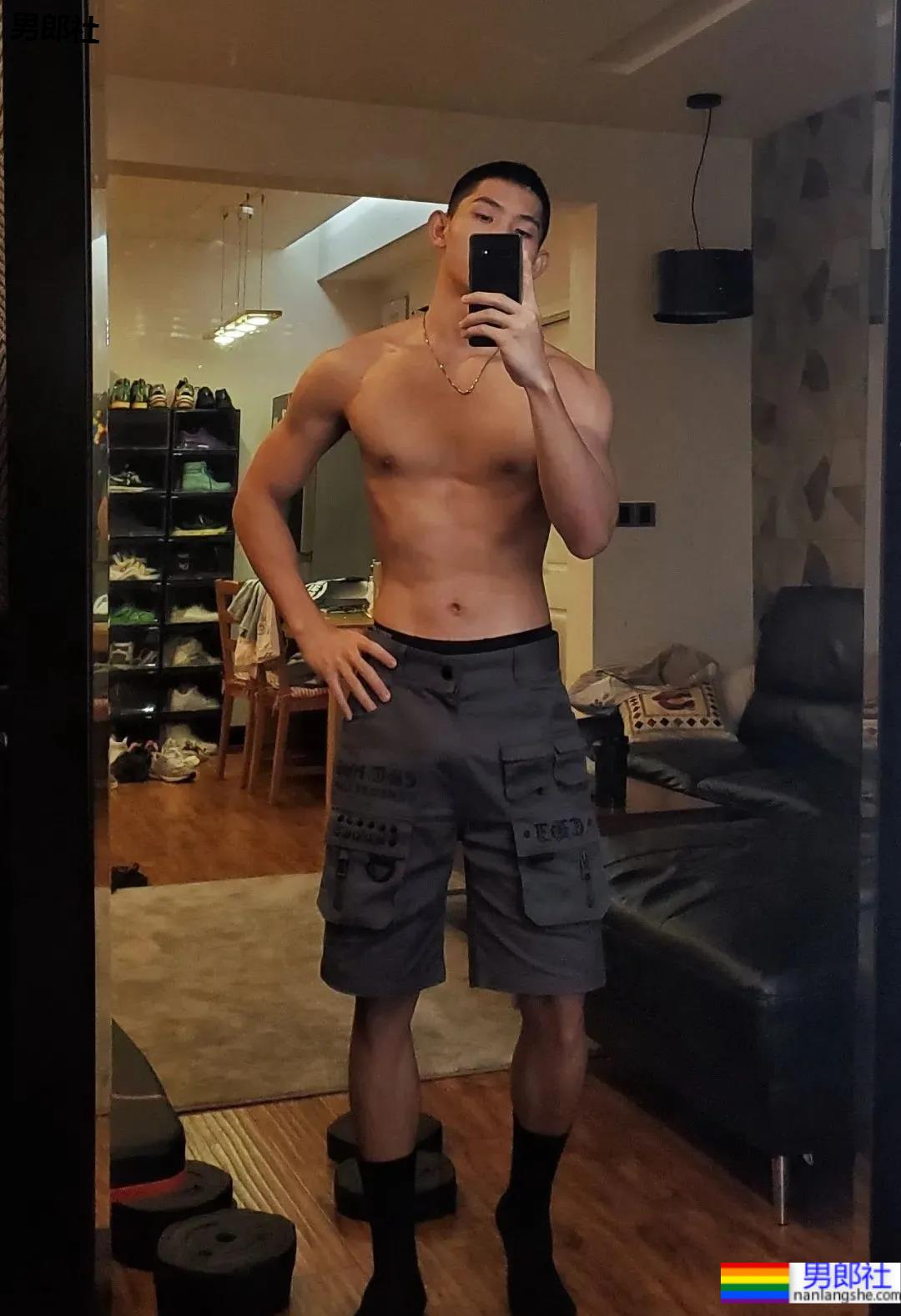 四川寸头腹肌小狼狗,高颜值大长腿太欲了! - 51虹马 四川寸头腹肌小狼狗,高颜值大长腿太欲了! - 51虹马