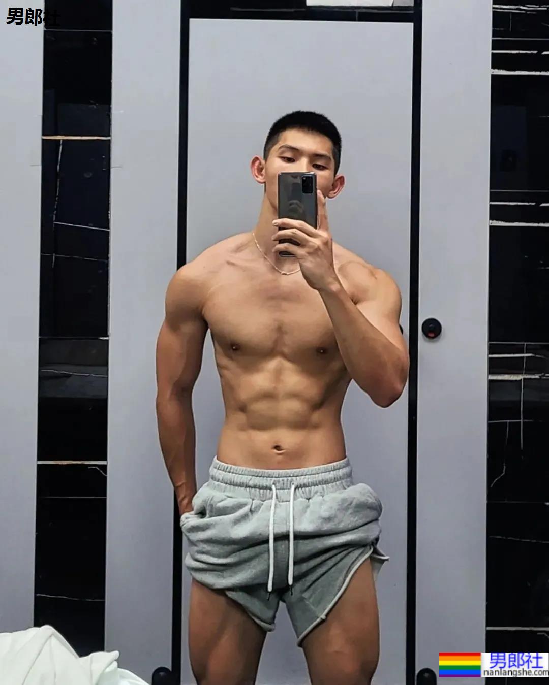 四川寸头腹肌小狼狗,高颜值大长腿太欲了! - 51虹马 四川寸头腹肌小狼狗,高颜值大长腿太欲了! - 51虹马